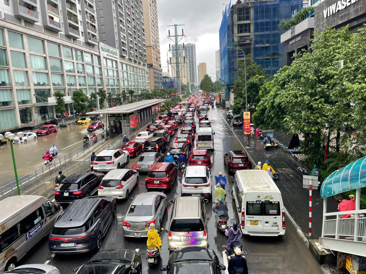 Hà Nội mưa to do ảnh hưởng bão số 5, đường phố ngập nặng, giao thông ách tắc - Ảnh 7.
