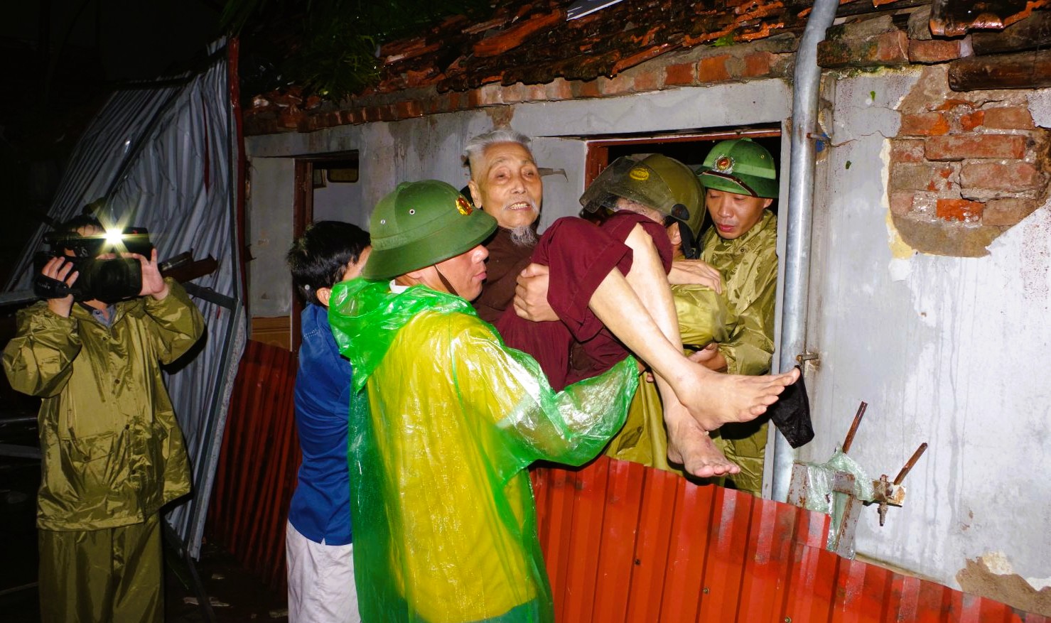 Thiệt hại do gi&ocirc;ng lốc kinh ho&agrave;ng ở Ninh B&igrave;nh sau b&atilde;o số 5 - Ảnh 2.