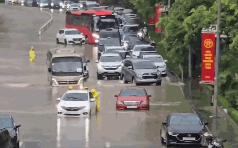 H&agrave; Nội: Nhiều tuyến đường tới chiều vẫn ngập nước  - Ảnh 3.