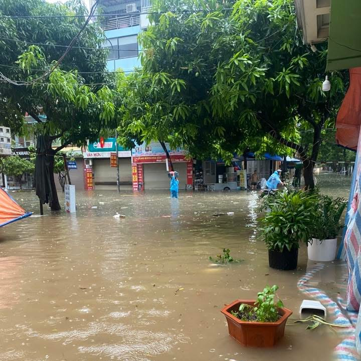 Hà Nội ngập mưa thâu đêm , nhiều tuyến đường khó khăn di chuyển - Ảnh 5.