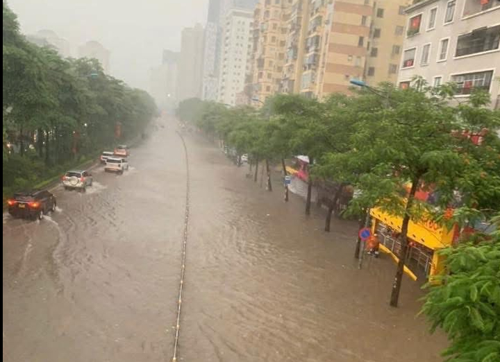 Hà Nội ngập mưa thâu đêm , nhiều tuyến đường khó khăn di chuyển - Ảnh 2.