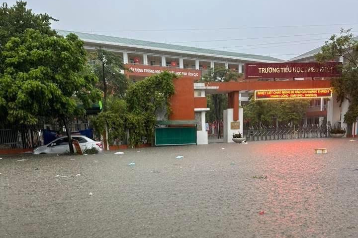 Hà Nội ngập mưa thâu đêm , nhiều tuyến đường khó khăn di chuyển - Ảnh 3.