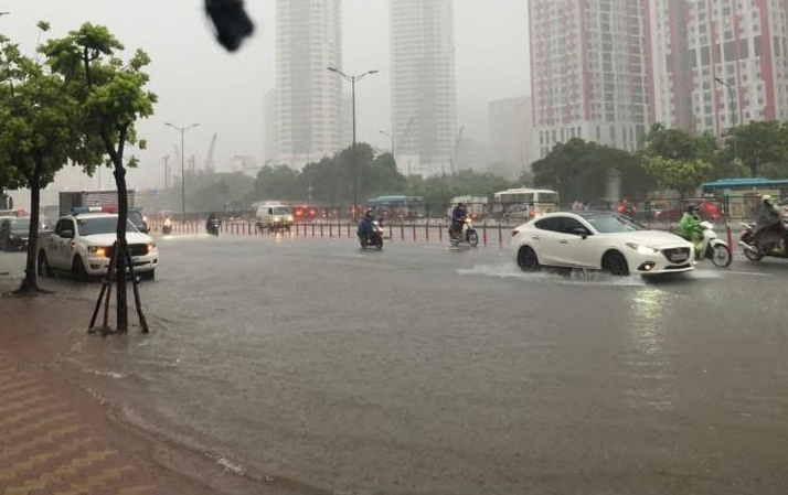 Hà Nội ngập mưa thâu đêm , nhiều tuyến đường khó khăn di chuyển - Ảnh 4.