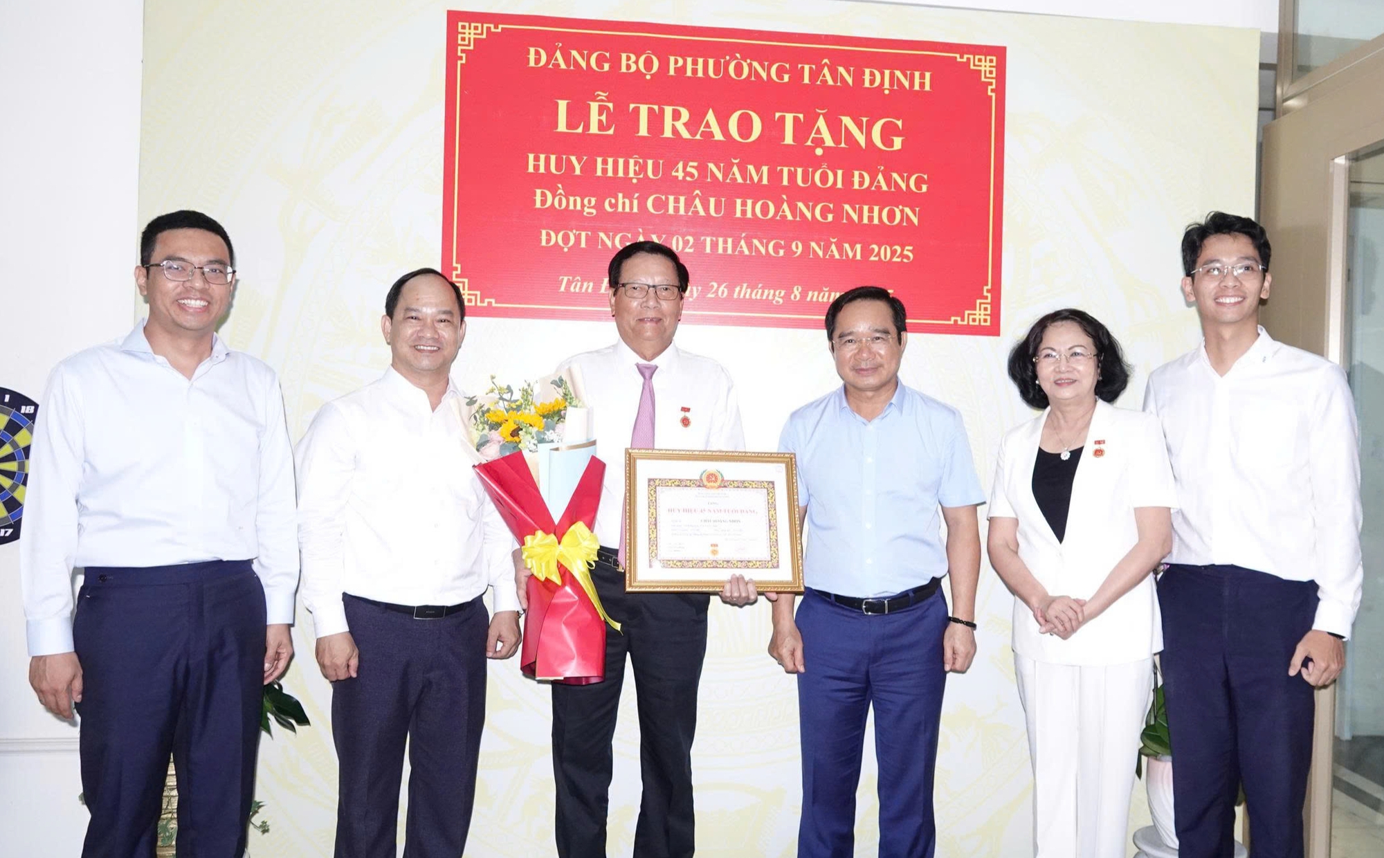 Chủ tịch UBND TP HCM trao Huy hiệu Đảng cho phu qu&acirc;n nguy&ecirc;n Ph&oacute; Chủ tịch nước- Ảnh 1.