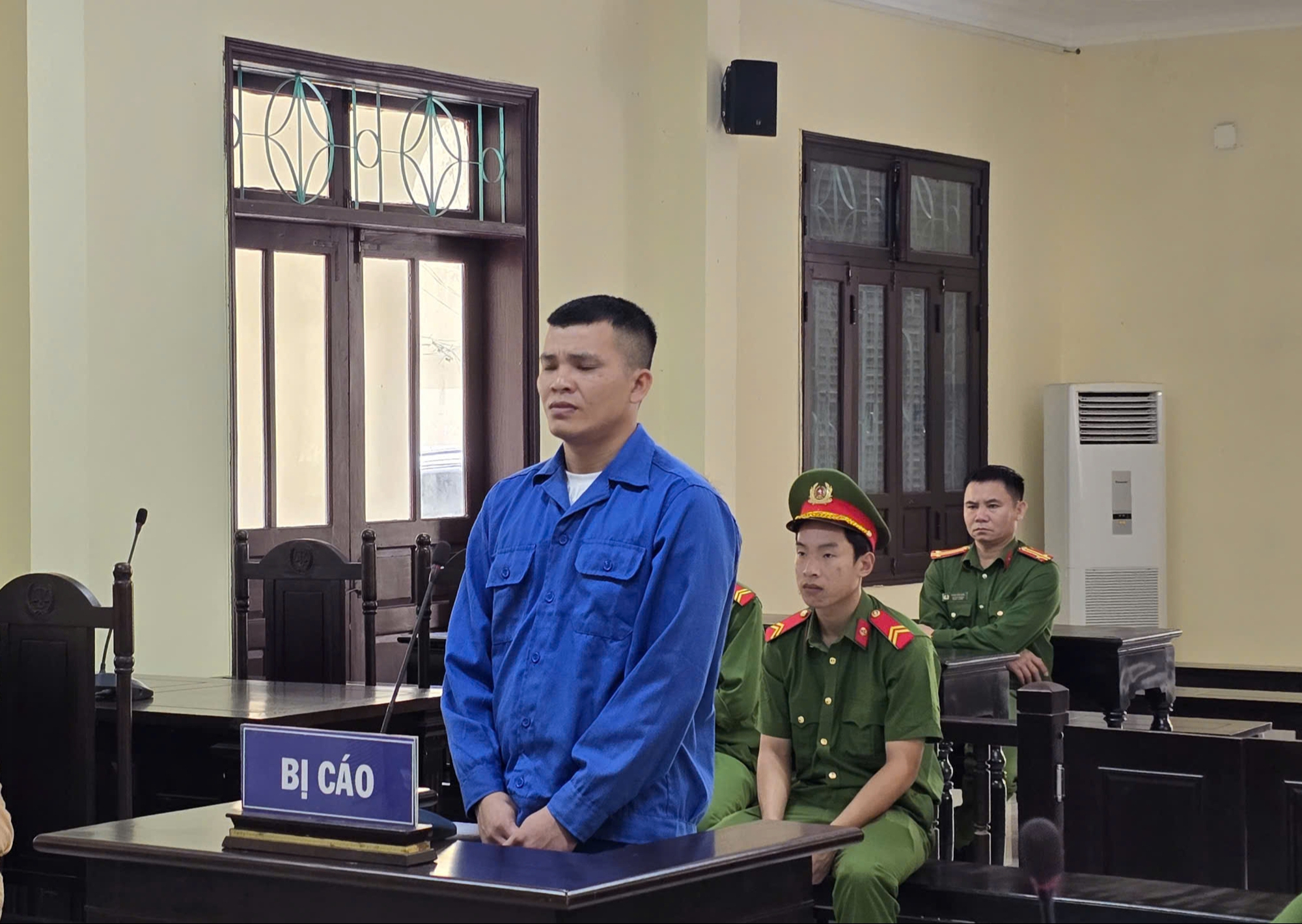 T&agrave;i xế &ldquo;l&agrave;m loạn&rdquo; tr&ecirc;n đường cao tốc bị tuy&ecirc;n phạt 18 th&aacute;ng t&ugrave; về tội chống người thi h&agrave;nh c&ocirc;ng vụ- Ảnh 1.