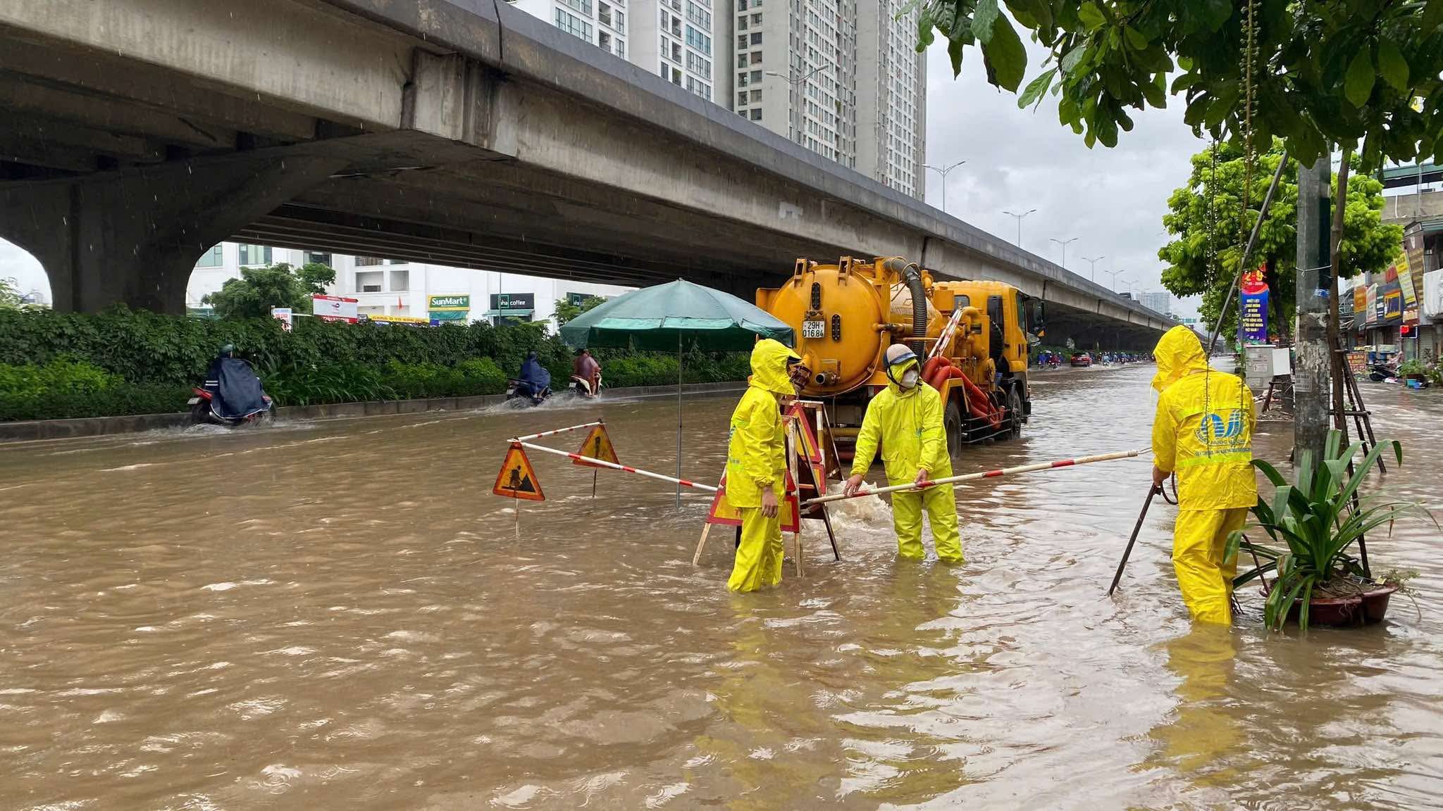 Hà Nội mưa to do ảnh hưởng bão số 5, đường phố ngập nặng, giao thông ách tắc - Ảnh 12.