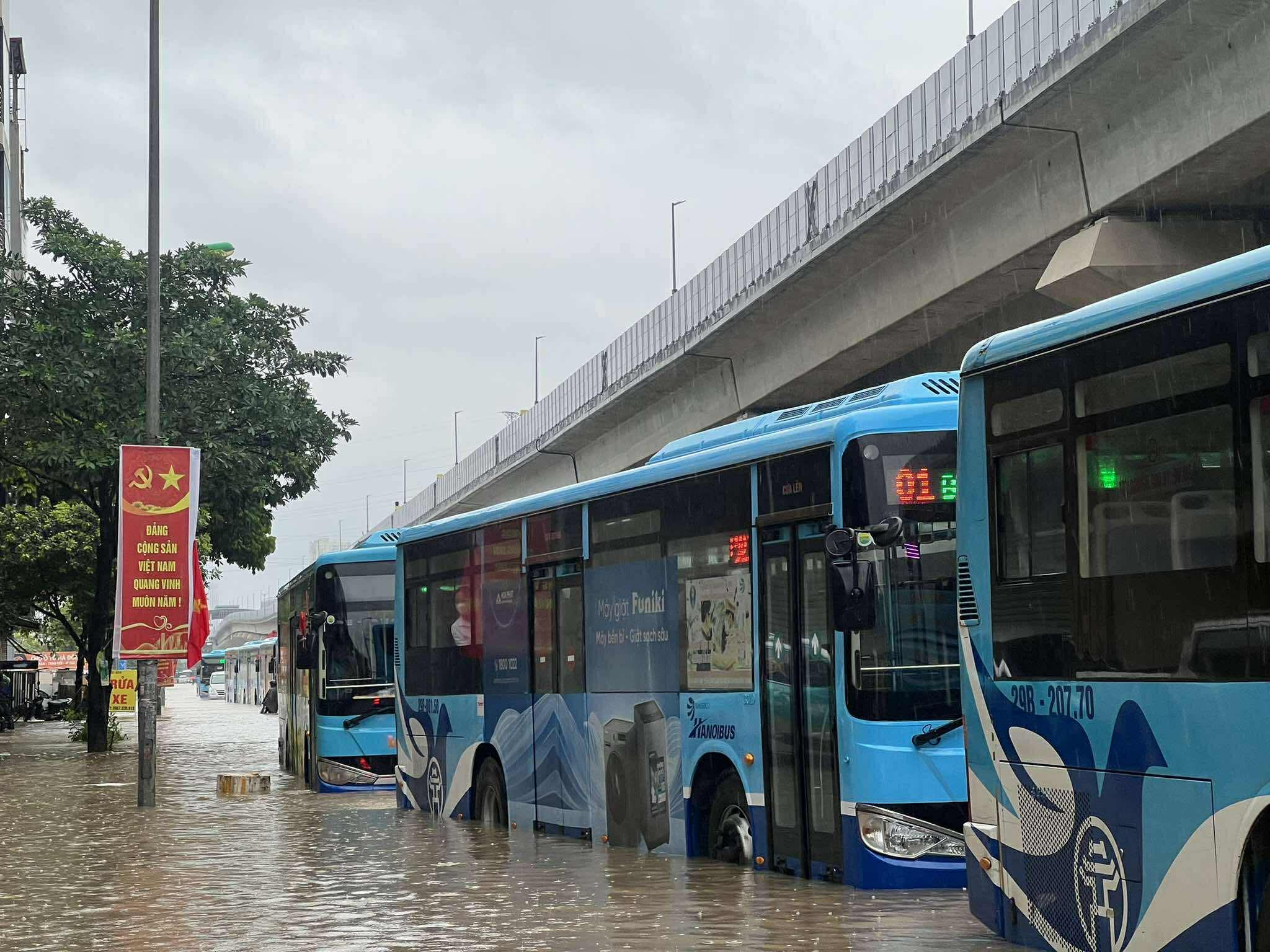 Hà Nội mưa to do ảnh hưởng bão số 5, đường phố ngập nặng, giao thông ách tắc - Ảnh 11.