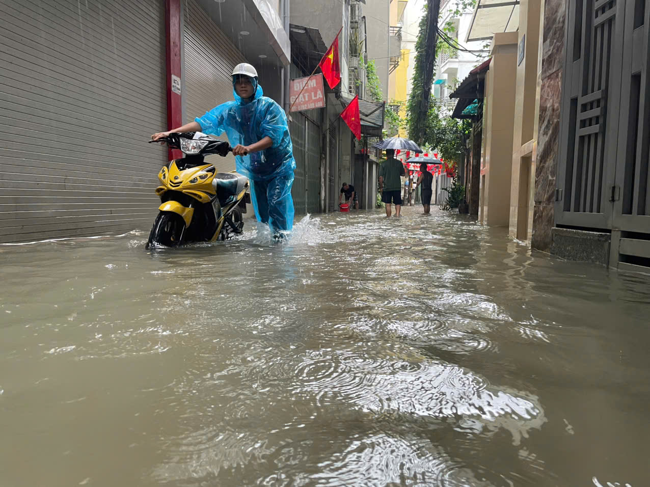 Hà Nội mưa to do ảnh hưởng bão số 5, đường phố ngập nặng, giao thông ách tắc - Ảnh 13.
