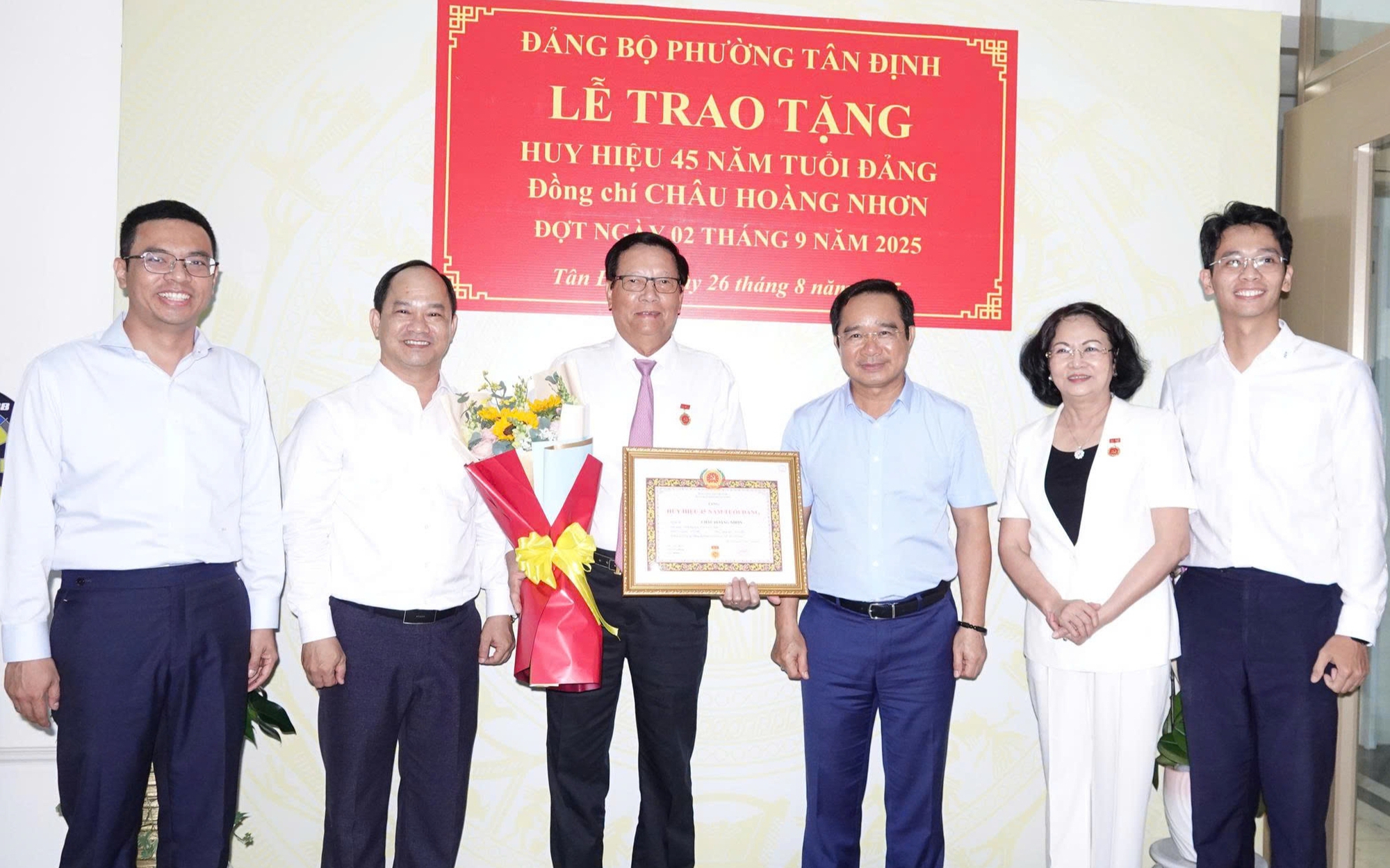Chủ tịch UBND TP HCM trao Huy hiệu Đảng cho phu quân nguyên Phó Chủ tịch nước