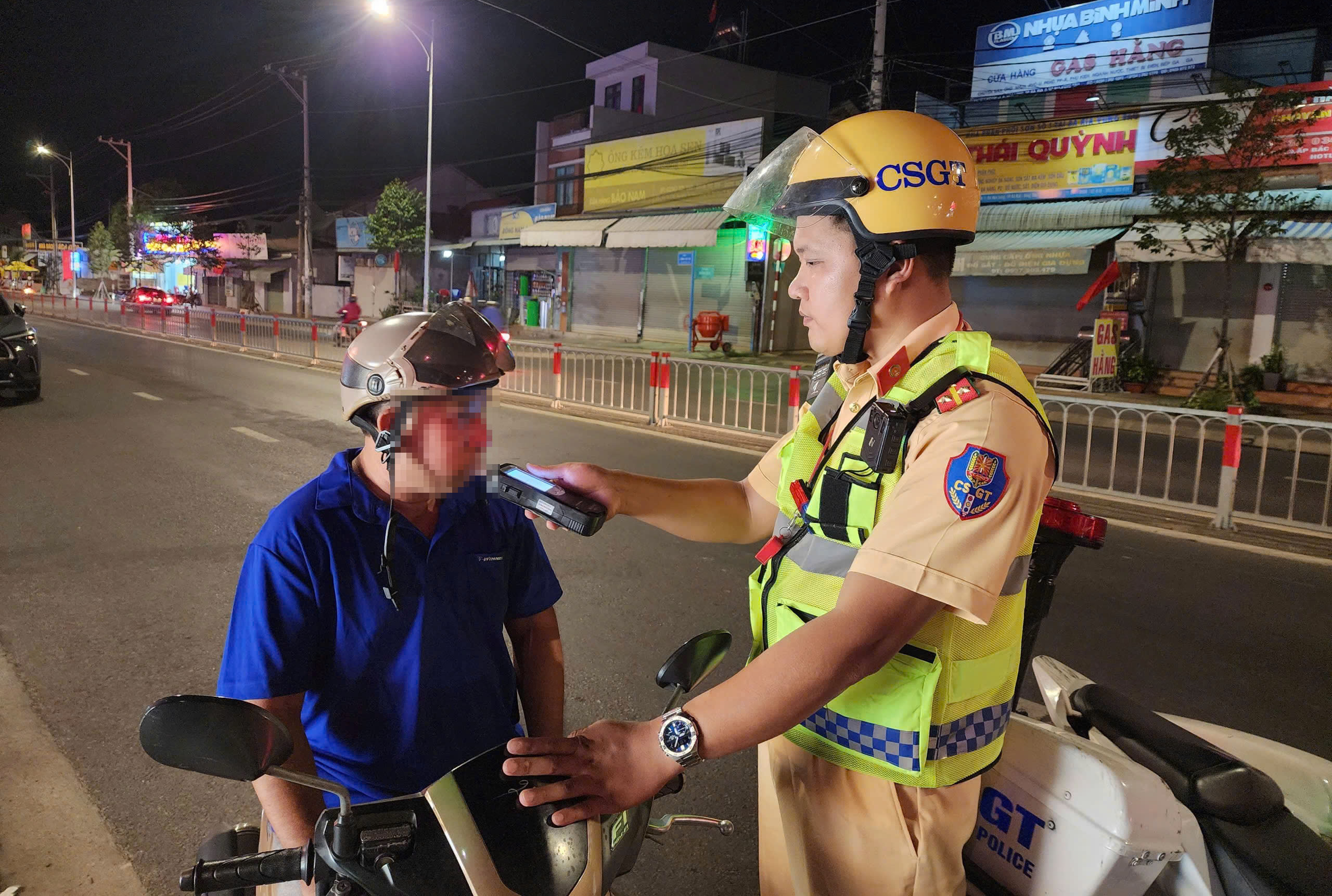 CSGT TP HCM quyết liệt xử l&yacute; "ma men"- Ảnh 1.