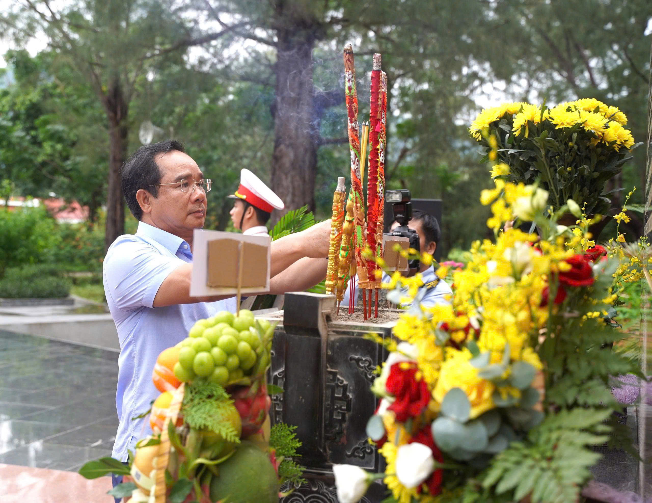 Bí thư Thành ủy TP HCM Trần Lưu Quang tri ân các Anh hùng liệt sĩ, đồng bào yêu nước tại Côn Đảo- Ảnh 3.