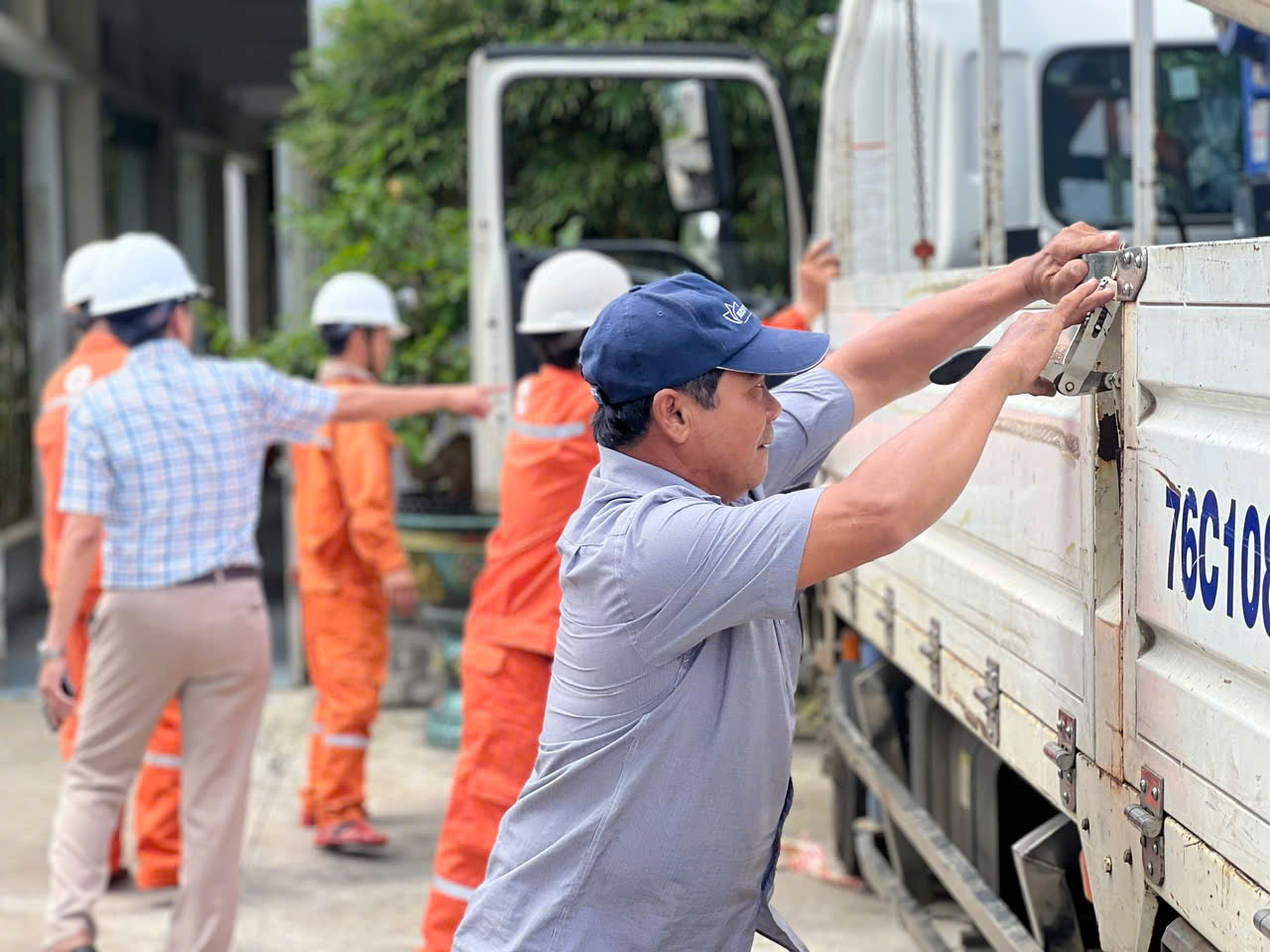 Hơn 200 c&ocirc;ng nh&acirc;n, kỹ sư Tổng c&ocirc;ng ty Điện lực miền Trung l&ecirc;n đường khắc phục lưới điện sau b&atilde;o- Ảnh 2.