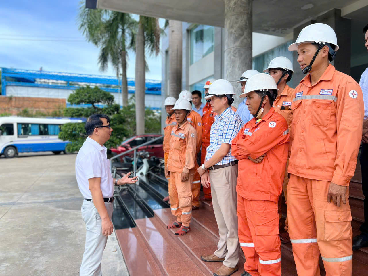 Hơn 200 c&ocirc;ng nh&acirc;n, kỹ sư Tổng c&ocirc;ng ty Điện lực miền Trung l&ecirc;n đường khắc phục lưới điện sau b&atilde;o- Ảnh 3.