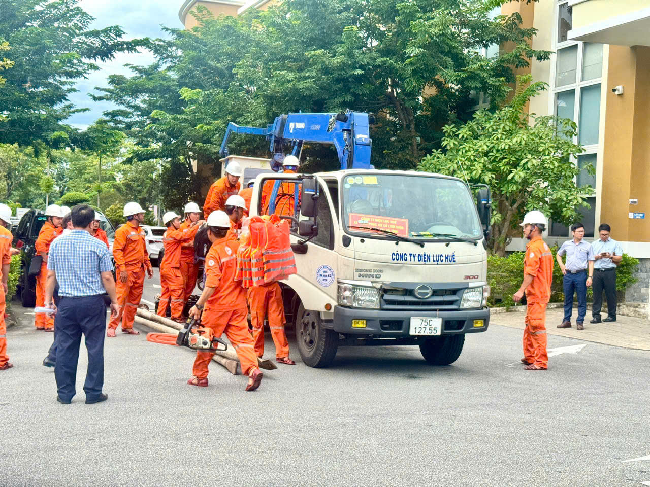 Hơn 200 c&ocirc;ng nh&acirc;n, kỹ sư Tổng c&ocirc;ng ty Điện lực miền Trung l&ecirc;n đường khắc phục lưới điện sau b&atilde;o- Ảnh 6.