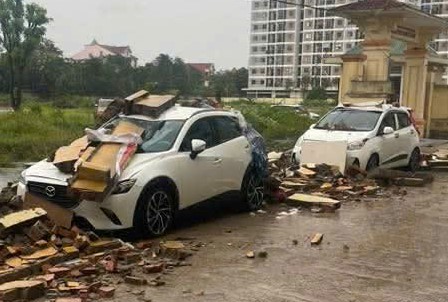 Hàng loạt xe ô tô bị cây xanh đè, mái tôn rơi trúng tại vùng tâm bão số 5 - Ảnh 2.