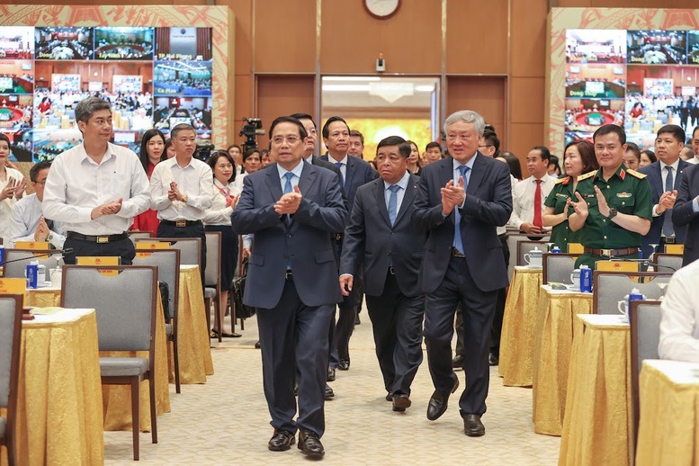 Thủ tướng Phạm Minh Ch&iacute;nh chủ tr&igrave; Hội nghị x&oacute;a nh&agrave; tạm , nh&agrave; dột n&aacute;t to&agrave;n quốc - Ảnh 1.