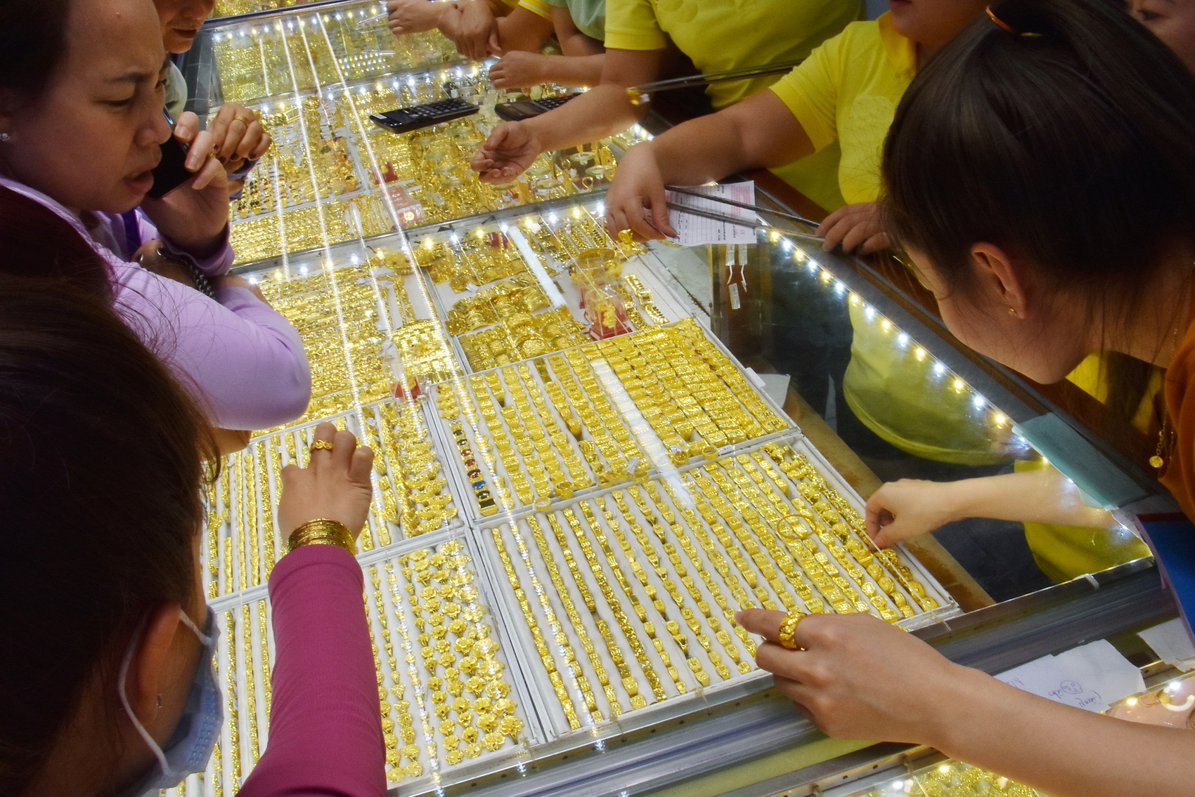 Giá vàng hôm nay 27-8: Bật tăng mạnh mẽ- Ảnh 1.
