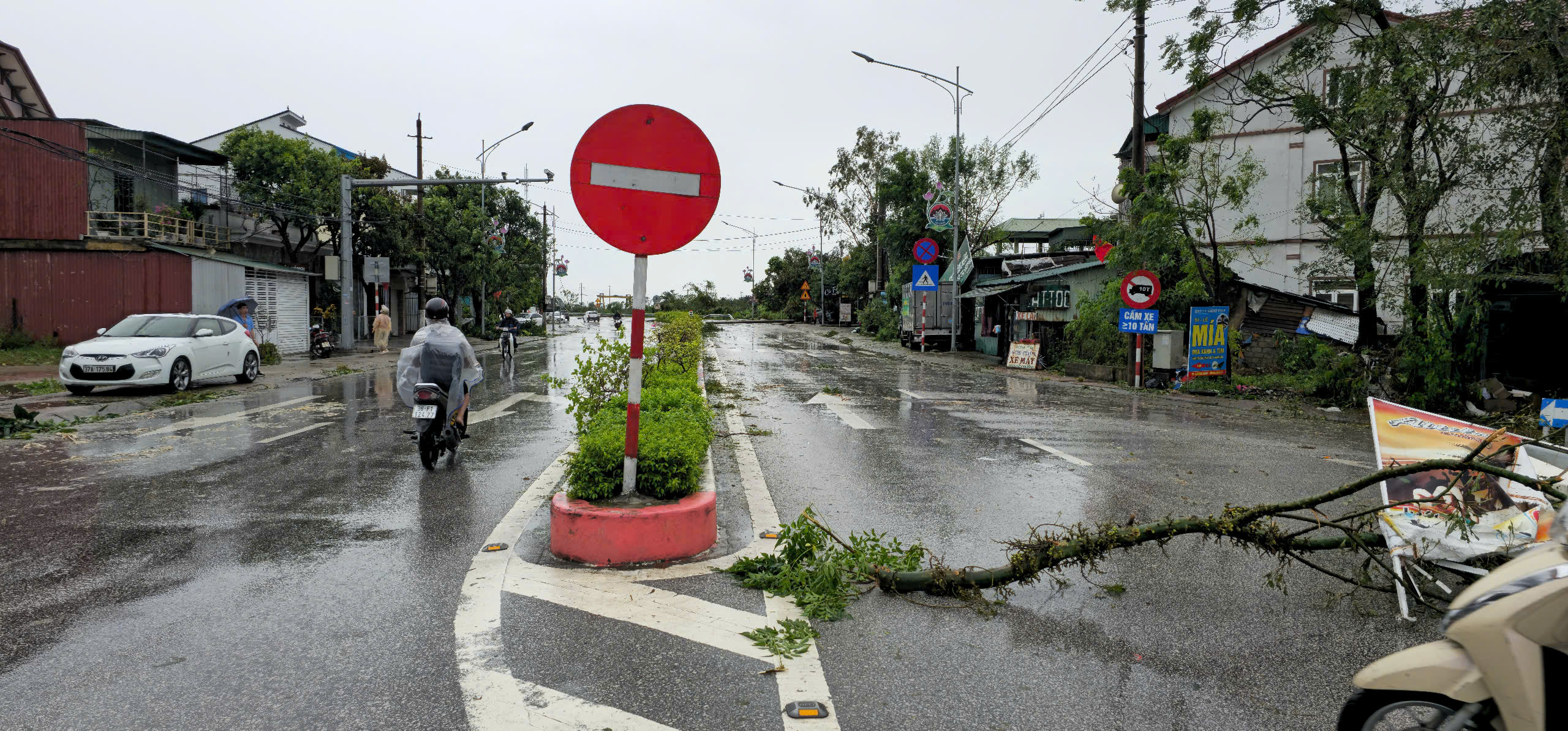 Cận cảnh tan hoang sau bão số 5 ở Hà Tĩnh - Ảnh 12.
