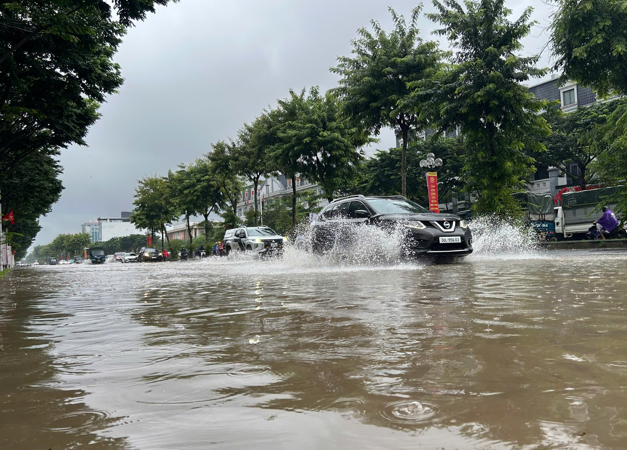 Hà Nội mưa to do ảnh hưởng bão số 5, đường phố ngập nặng, giao thông ách tắc - Ảnh 6.