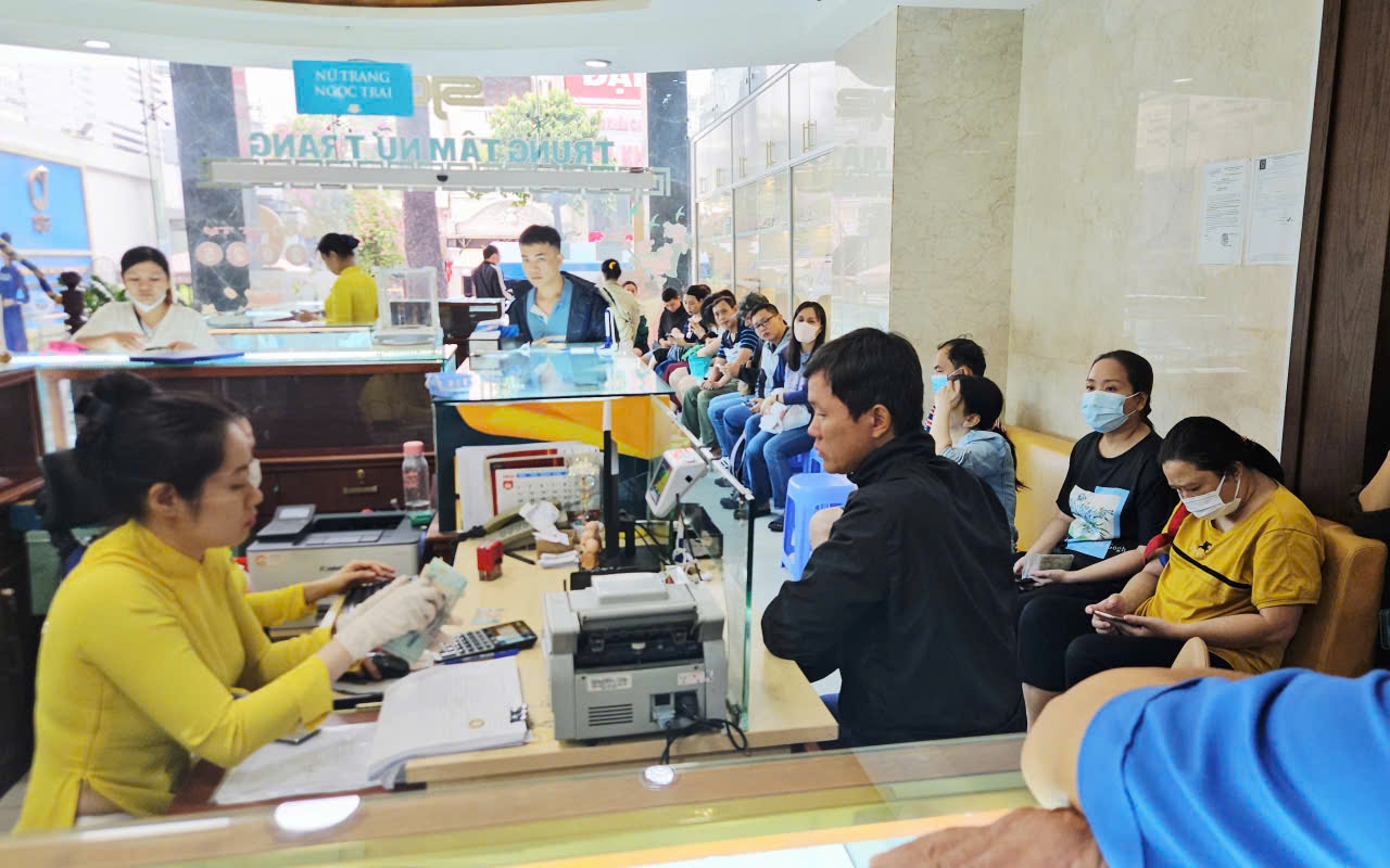 Giá vàng miếng SJC lập đỉnh, nhiều người ở TP HCM xếp hàng chờ mua