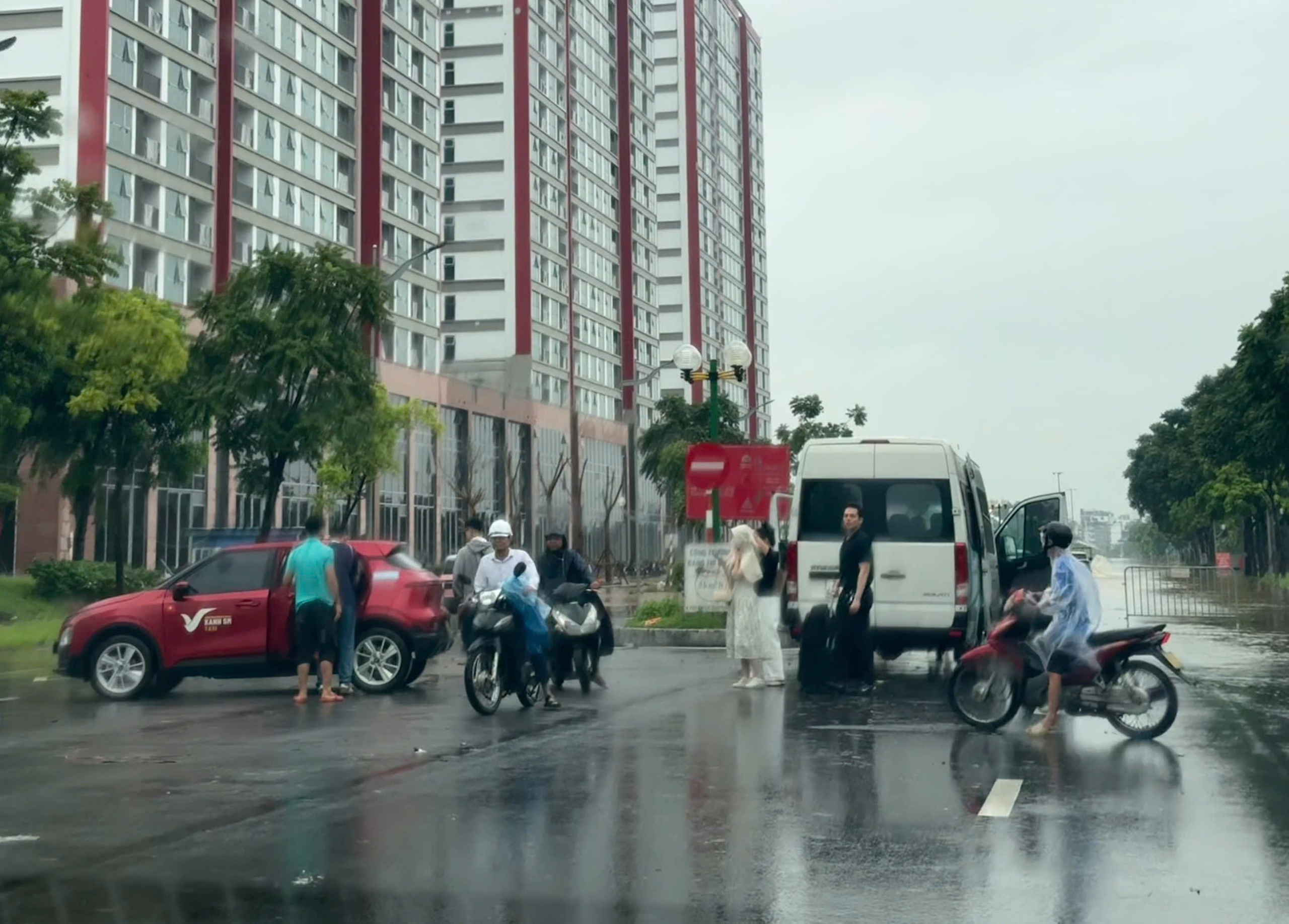 Hành khách chật vật gọi xe công nghệ, chấp nhận trả thêm phí do mưa ngập ở Hà Nội- Ảnh 6.