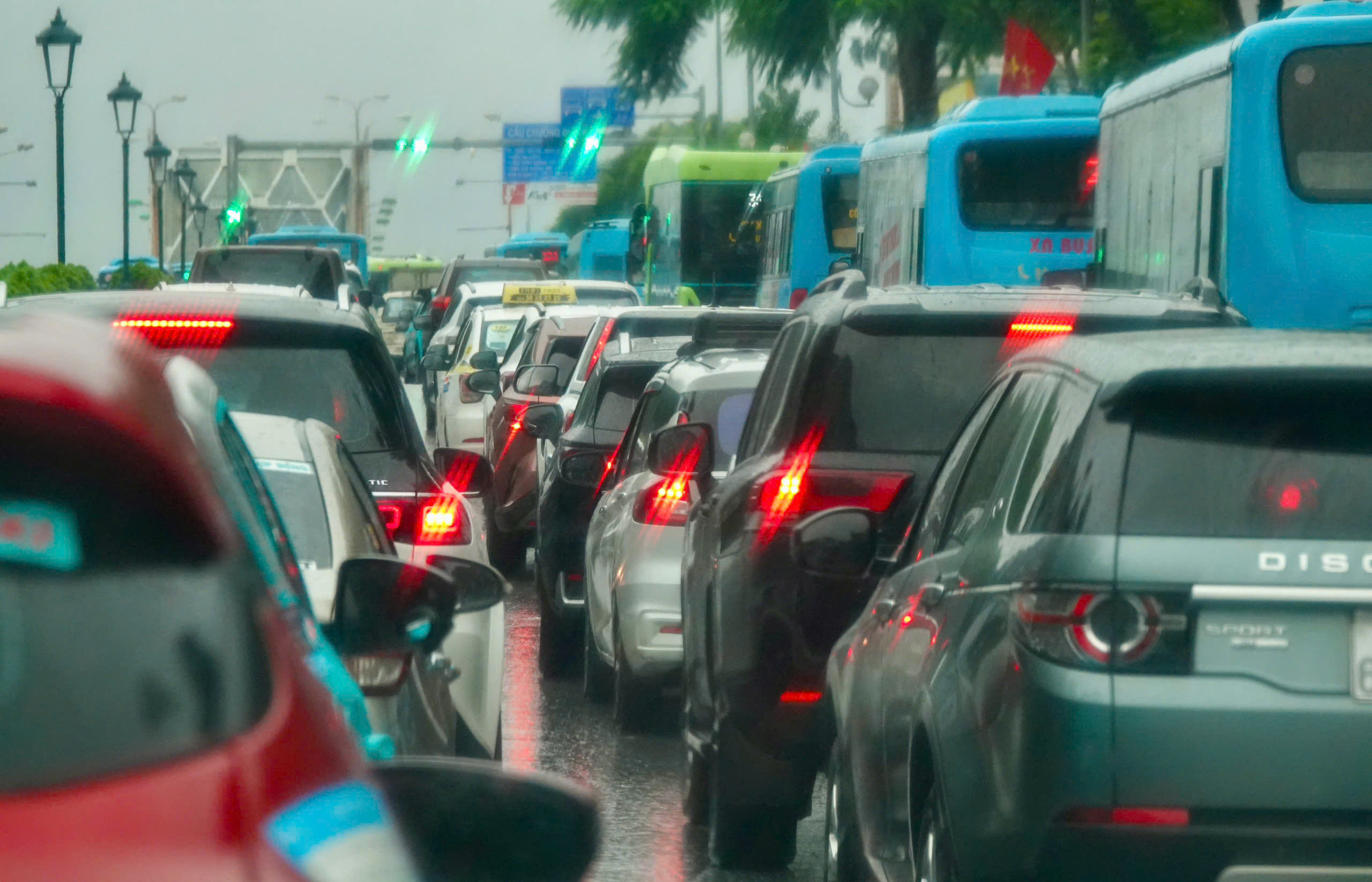 Hành khách chật vật gọi xe công nghệ, chấp nhận trả thêm phí do mưa ngập ở Hà Nội- Ảnh 5.