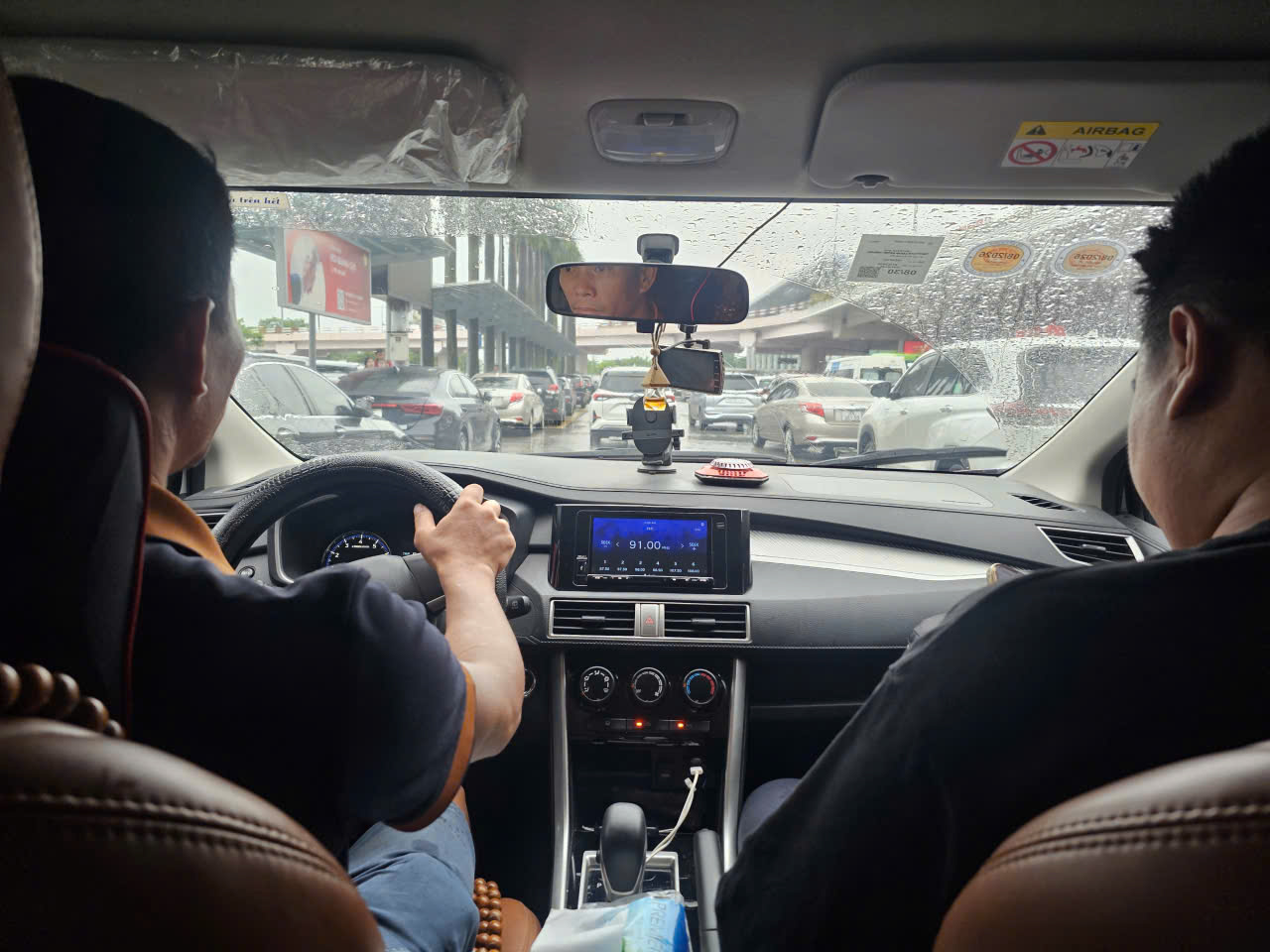 Hành khách chật vật gọi xe công nghệ, chấp nhận trả thêm phí do mưa ngập ở Hà Nội- Ảnh 2.