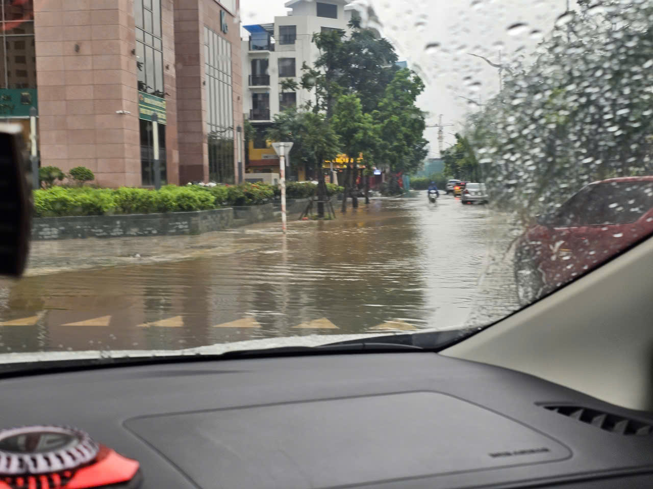 Hành khách chật vật gọi xe công nghệ, chấp nhận trả thêm phí do mưa ngập ở Hà Nội- Ảnh 4.