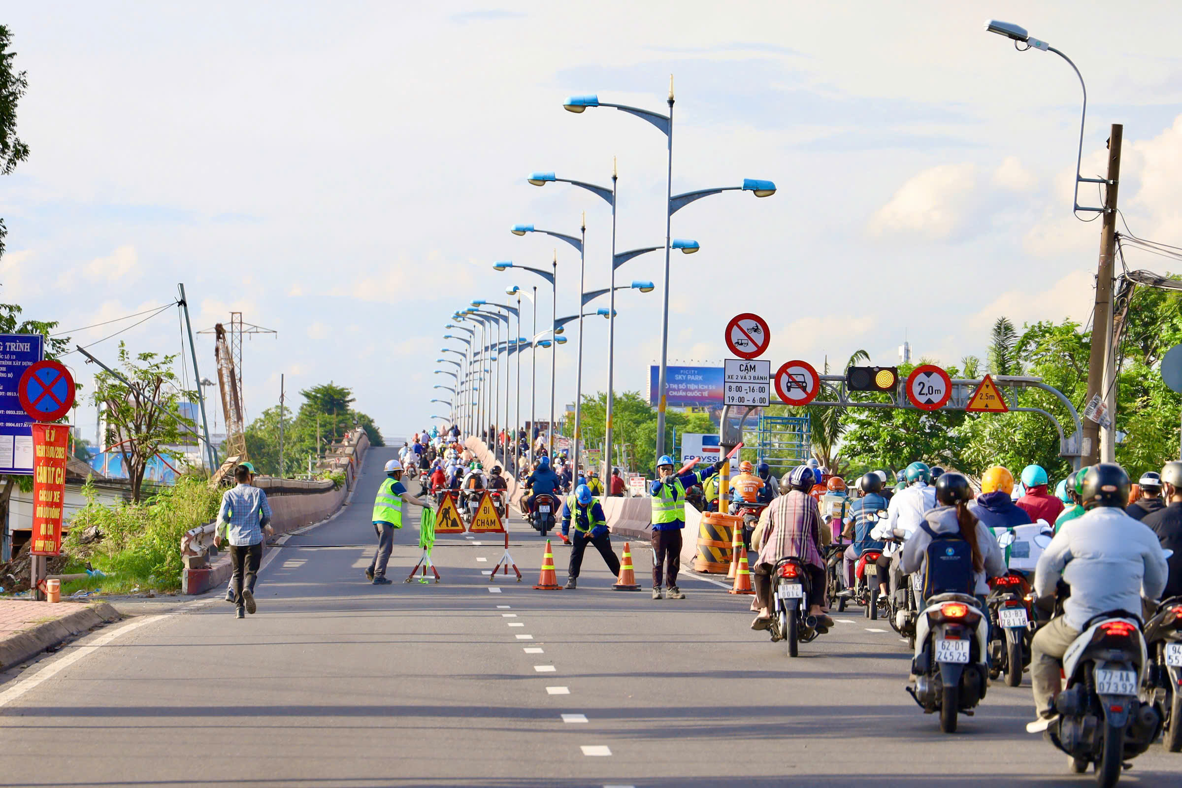 TP HCM: Cầu Bình Triệu 1 cấm ô tô để nâng độ tĩnh không- Ảnh 5.