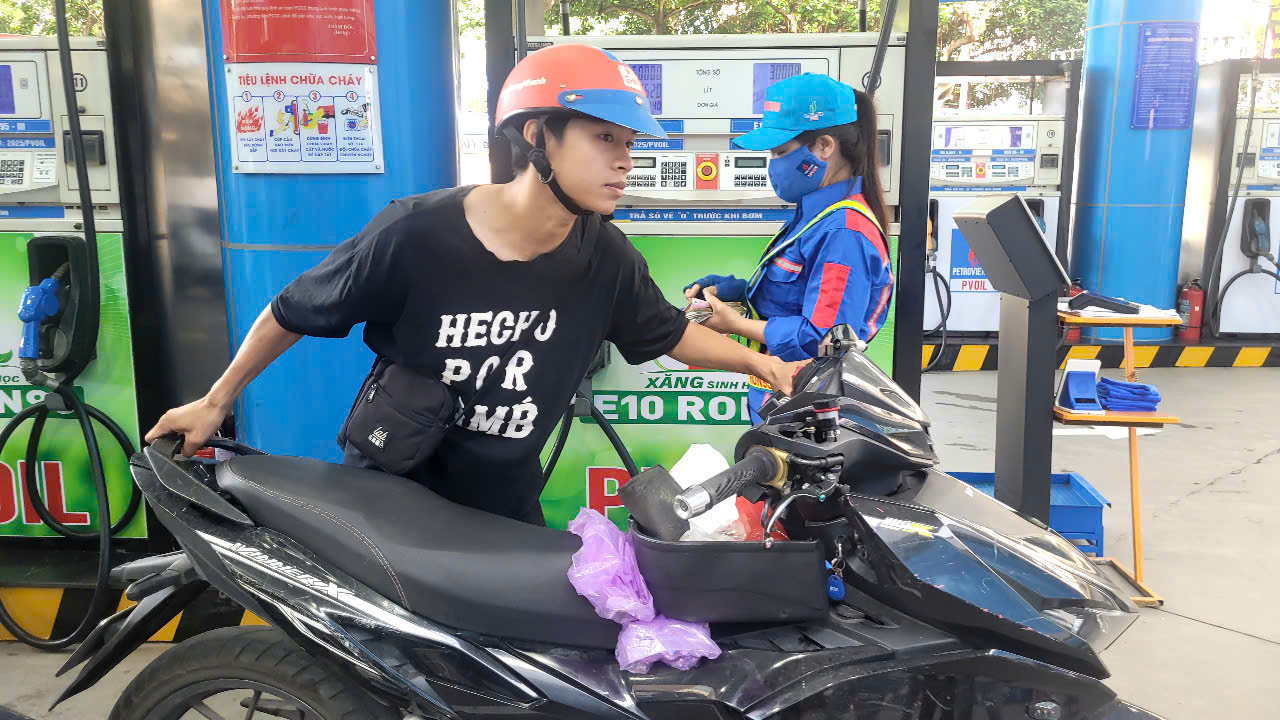 Gi&aacute; xăng dầu tăng mạnh: Dầu diesel vượt 18 ng&agrave;n đồng / l&iacute;t , t&aacute;c động đến kinh tế - Ảnh 1.