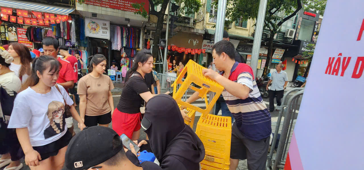 Người d&acirc;n cho&aacute;ng v&aacute;ng với gi&aacute; ghế nhựa v&agrave; chai nước trong diễu binh diễu h&agrave;nh - Ảnh 7.