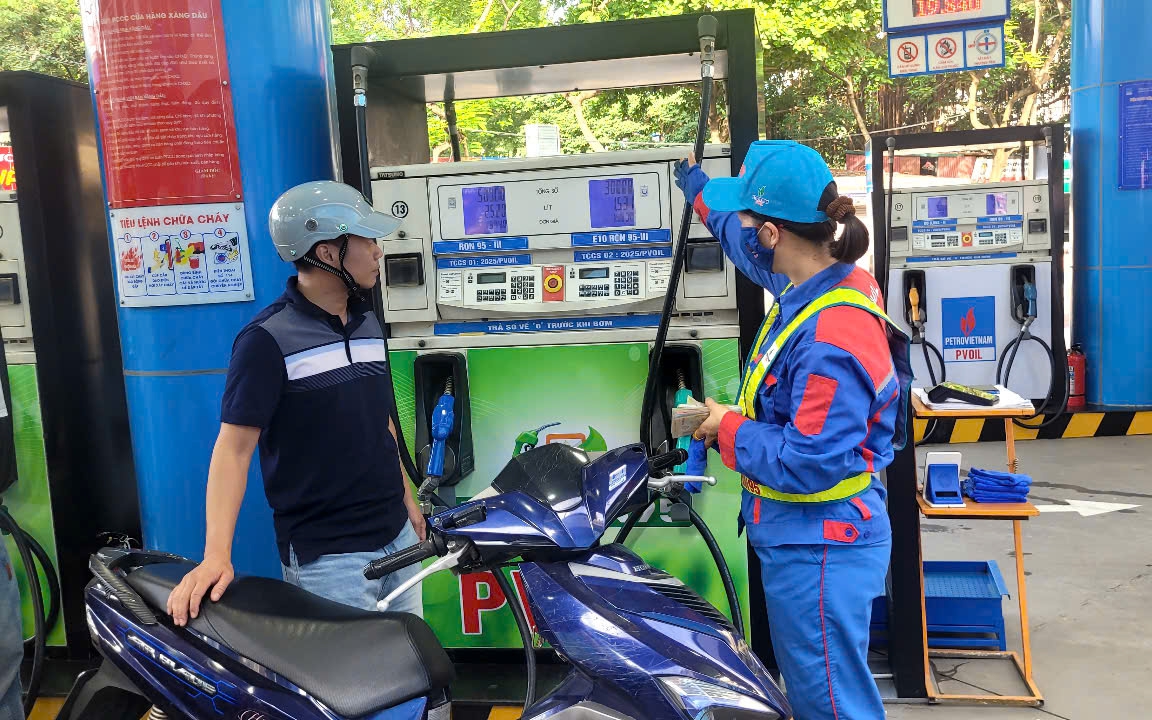 Vẫn băn khoăn về lộ trình chuyển đổi xăng E10