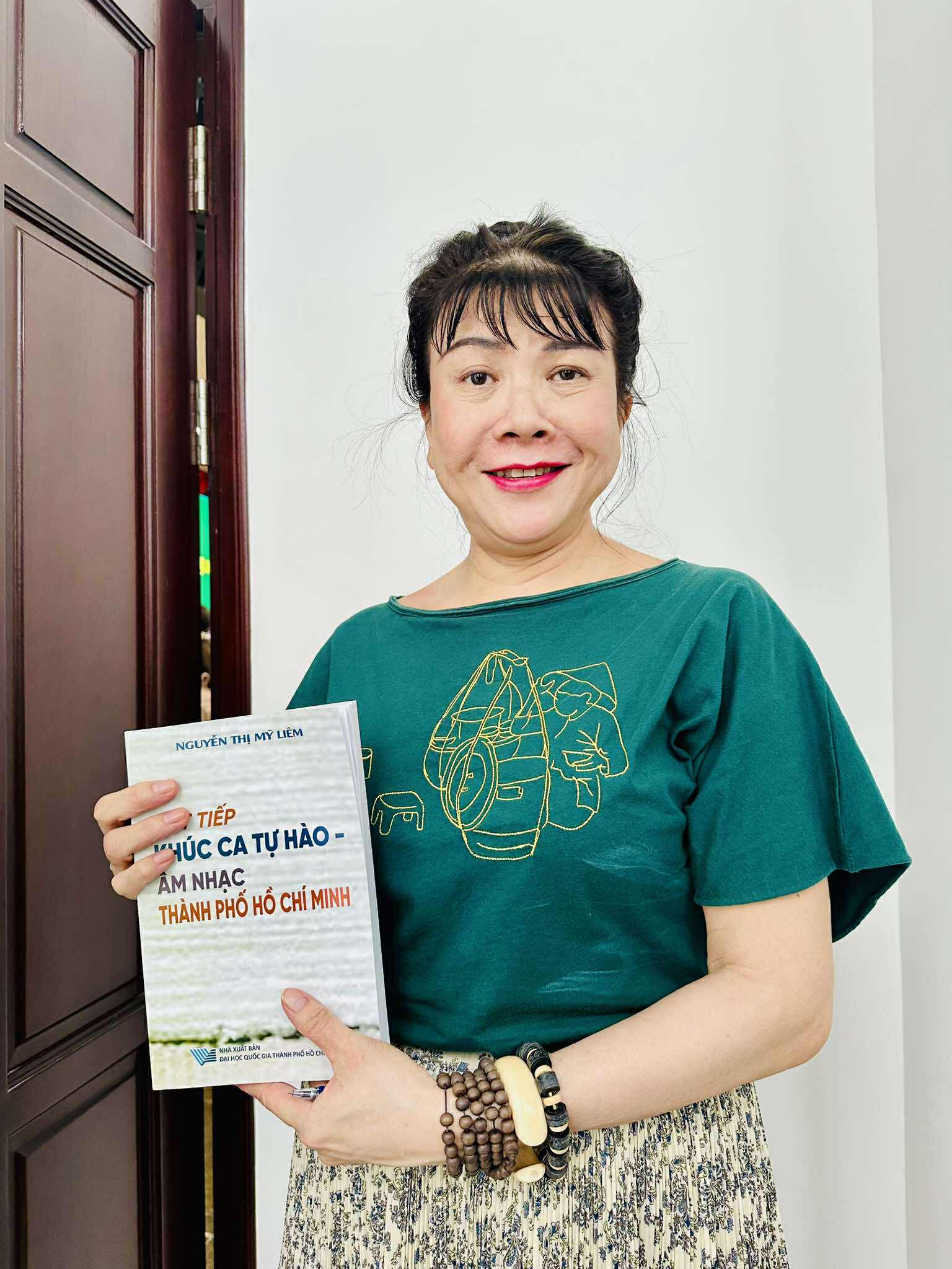 Văn nghệ sĩ ch&uacute;c mừng PGS TS Nguyễn Thị Mỹ Li&ecirc;m với s&aacute;ch "Viết tiếp kh&uacute;c ca tự h&agrave;o &acirc;m nhạc TP HCM"- Ảnh 5.