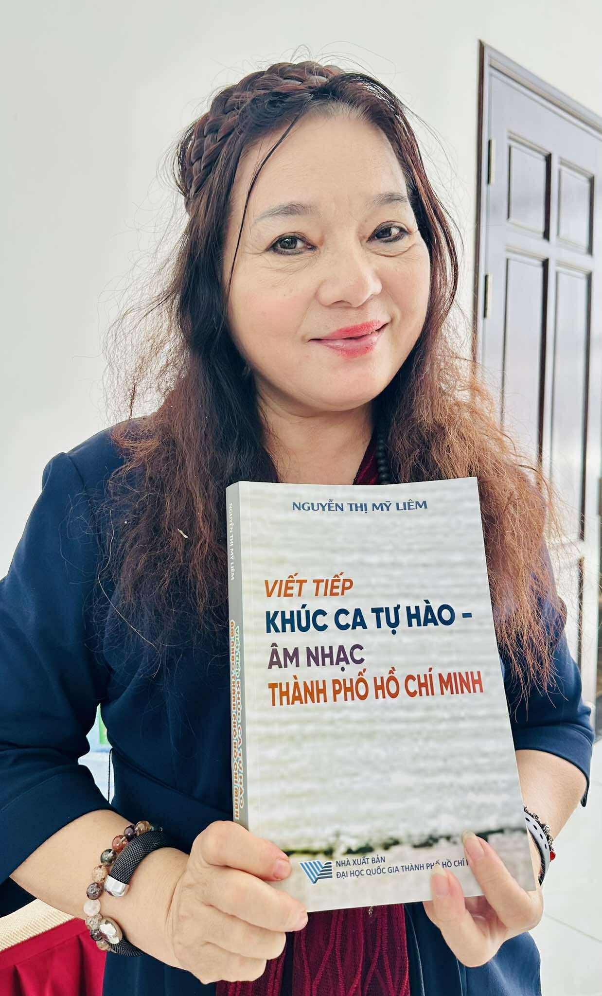 Văn nghệ sĩ ch&uacute;c mừng PGS TS Nguyễn Thị Mỹ Li&ecirc;m với s&aacute;ch "Viết tiếp kh&uacute;c ca tự h&agrave;o &acirc;m nhạc TP HCM"- Ảnh 2.