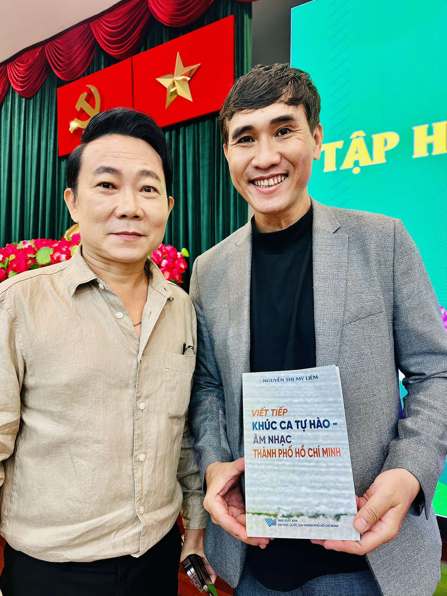 Văn nghệ sĩ ch&uacute;c mừng PGS TS Nguyễn Thị Mỹ Li&ecirc;m với s&aacute;ch "Viết tiếp kh&uacute;c ca tự h&agrave;o &acirc;m nhạc TP HCM"- Ảnh 4.