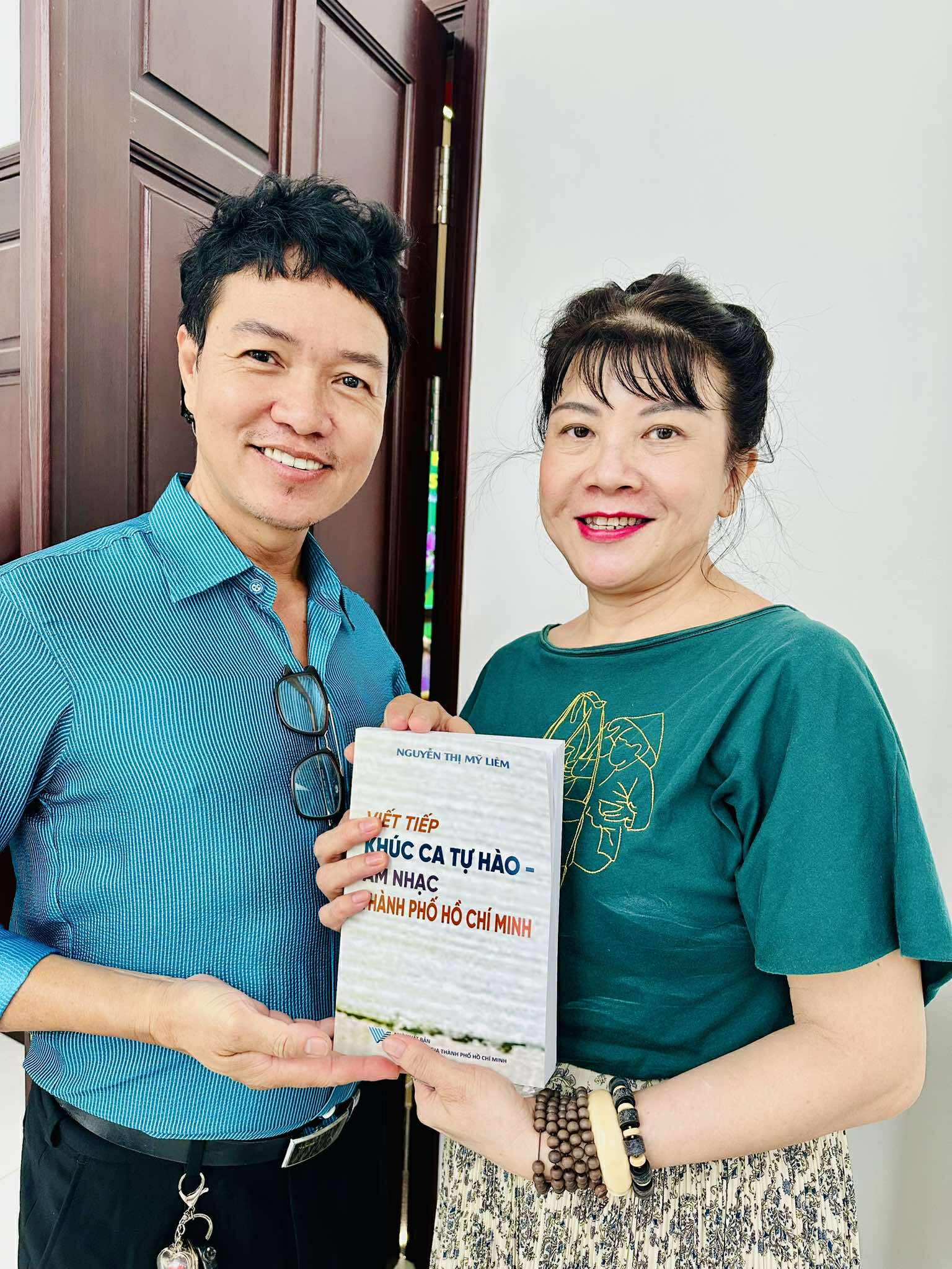 Văn nghệ sĩ ch&uacute;c mừng PGS TS Nguyễn Thị Mỹ Li&ecirc;m với s&aacute;ch "Viết tiếp kh&uacute;c ca tự h&agrave;o &acirc;m nhạc TP HCM"- Ảnh 3.