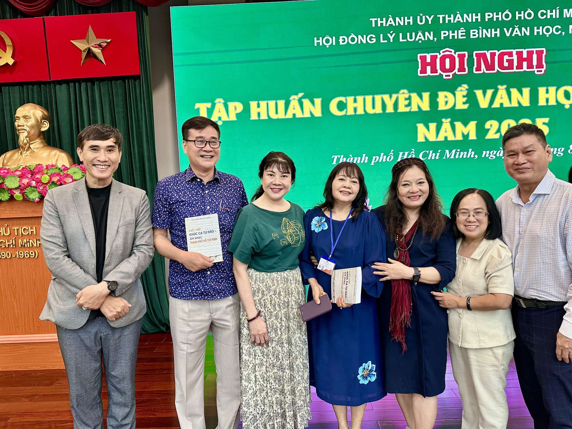 Văn nghệ sĩ ch&uacute;c mừng PGS TS Nguyễn Thị Mỹ Li&ecirc;m với s&aacute;ch "Viết tiếp kh&uacute;c ca tự h&agrave;o &acirc;m nhạc TP HCM"- Ảnh 1.