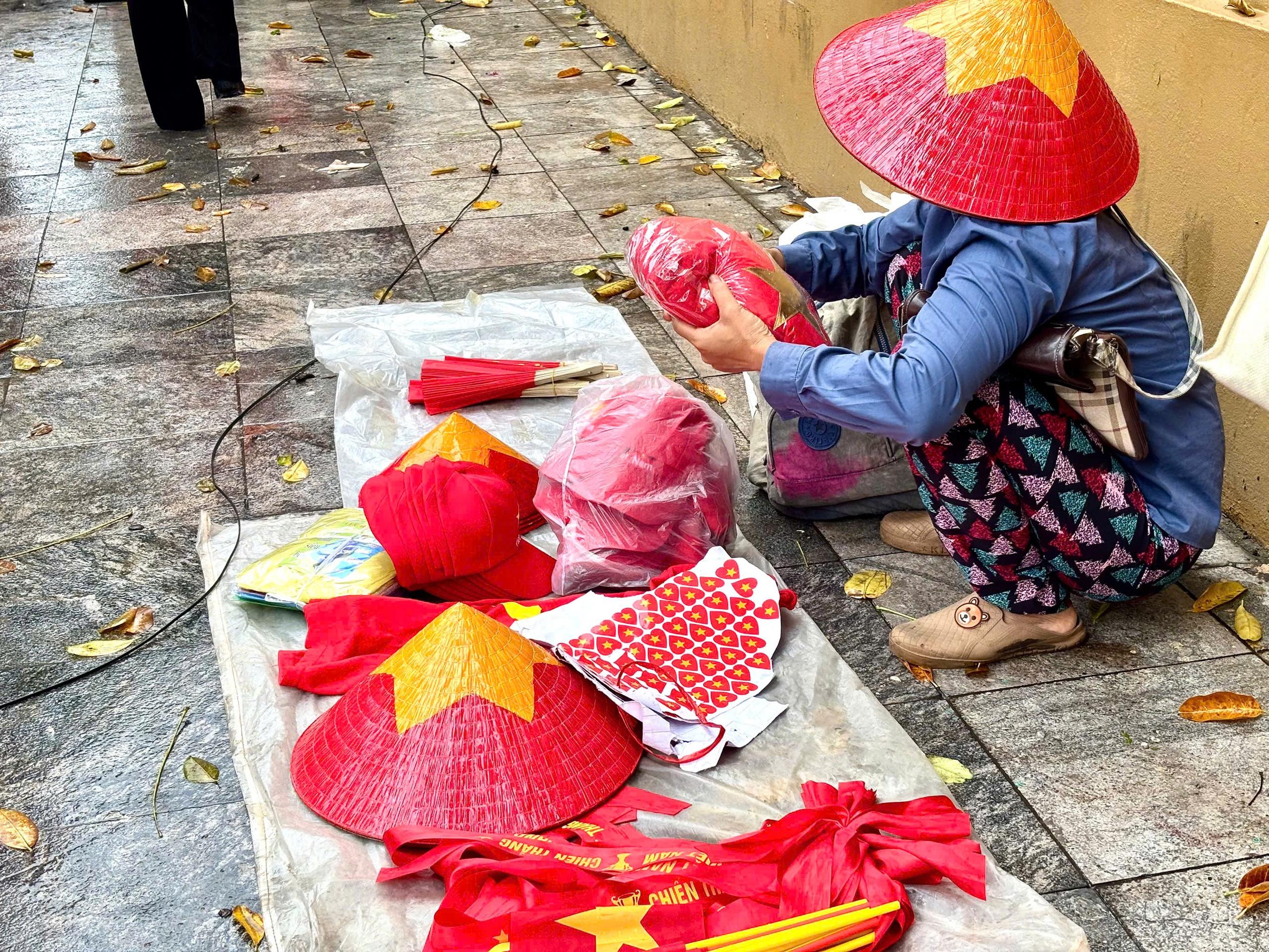 Kh&ocirc;ng chỉ kh&aacute;ch sạn, ăn uống, 4 mặt h&agrave;ng n&agrave;y khiến người d&acirc;n tranh nhau mua dịp diễu binh - Ảnh 1.