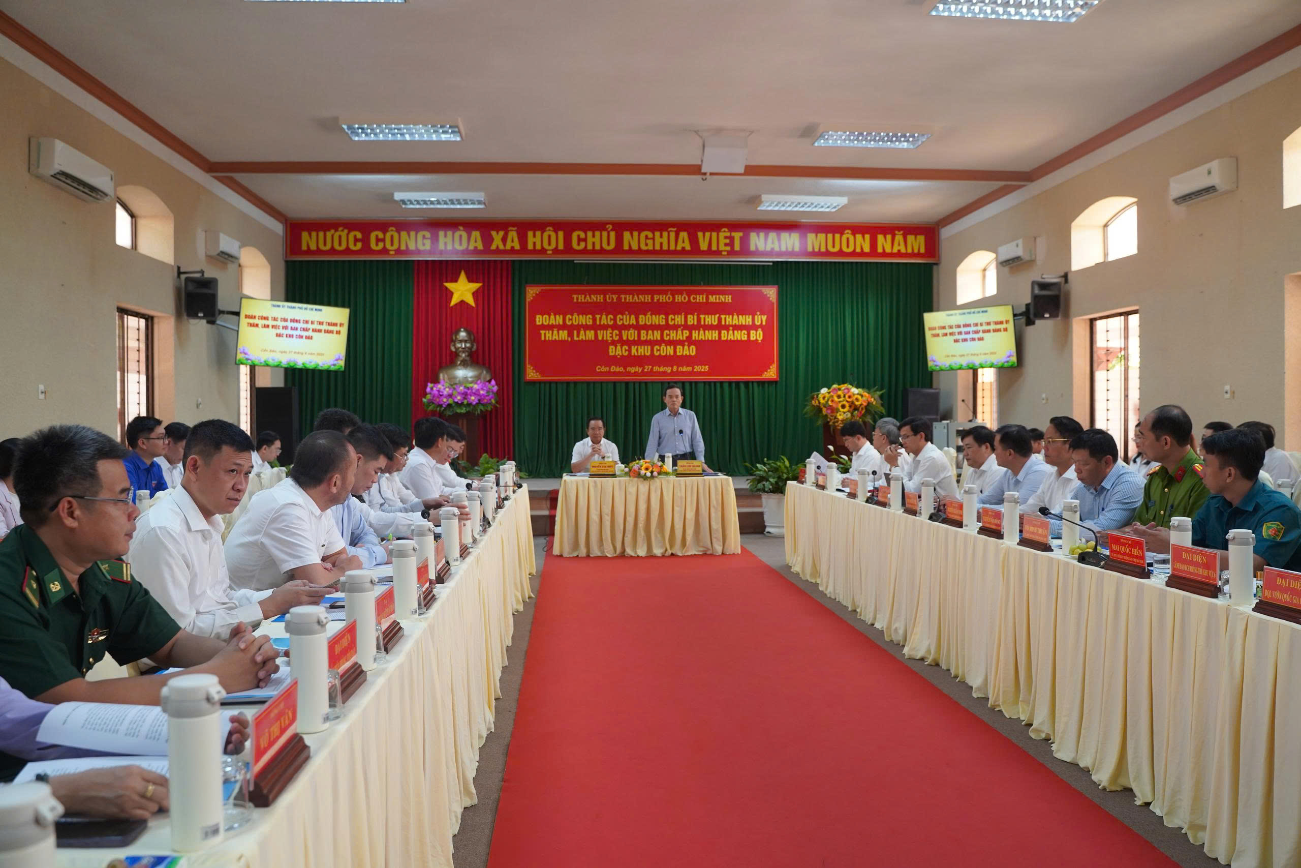 Bí thư thành ủy TP HCM Trần Lưu Quang thảo luận phát triển Đặc khu Côn Đảo - Ảnh 1.