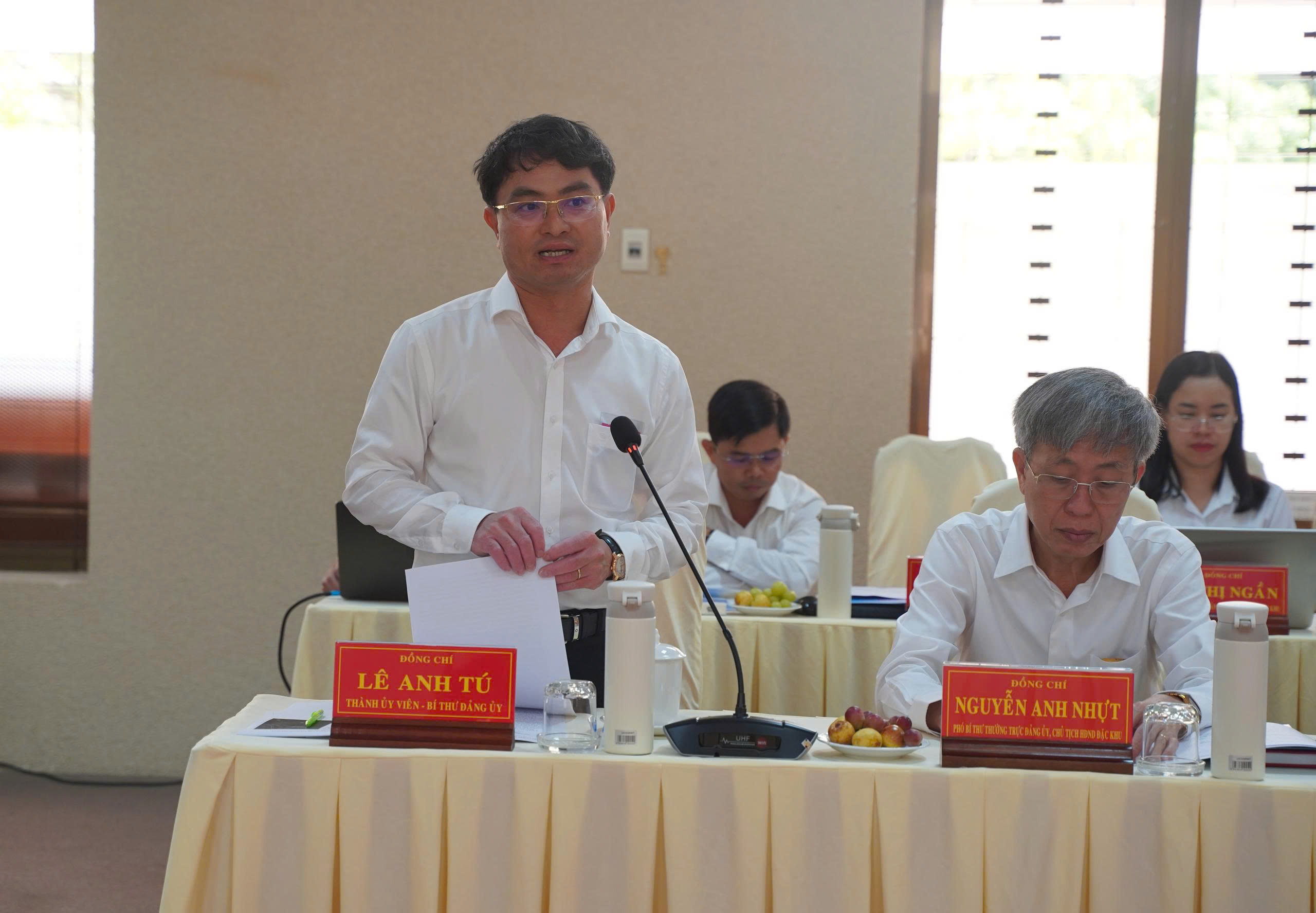 Bí thư thành ủy TP HCM Trần Lưu Quang thảo luận phát triển Đặc khu Côn Đảo - Ảnh 2.