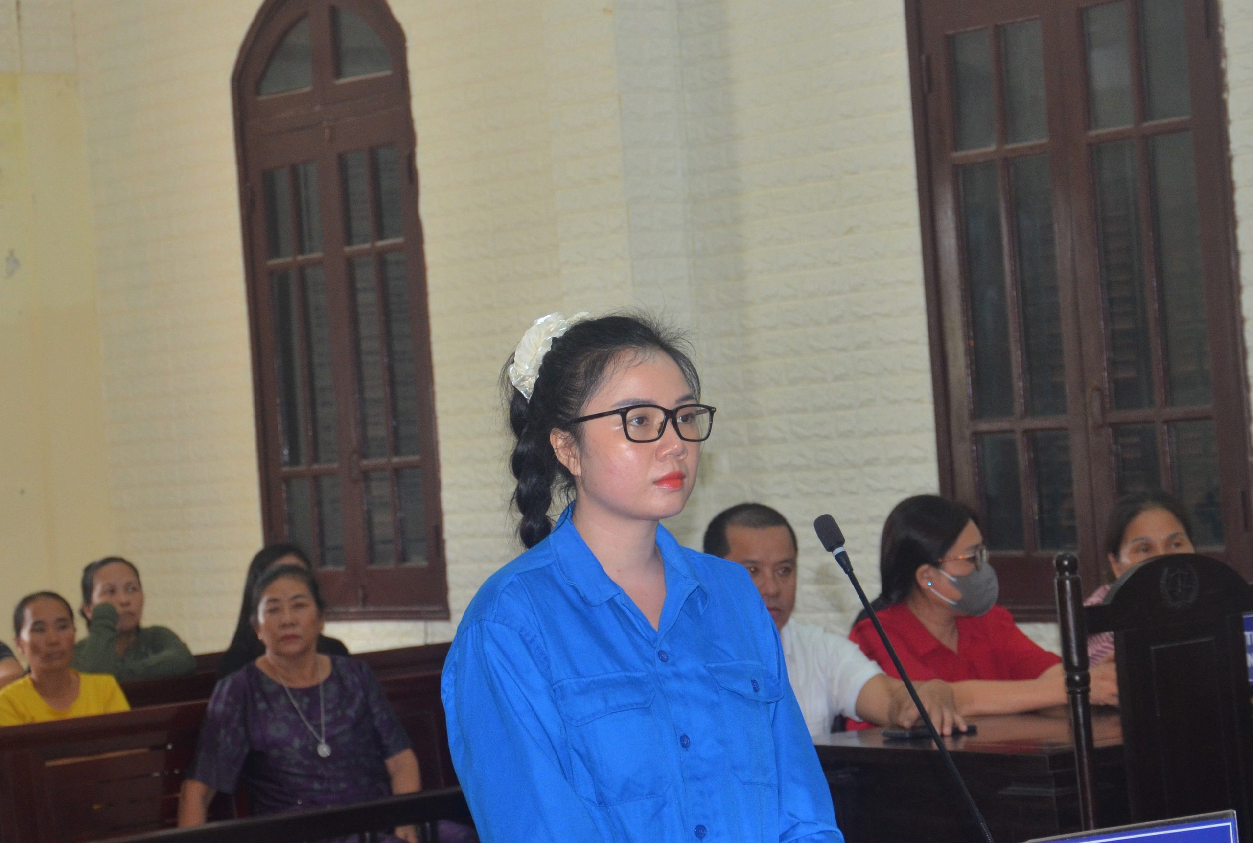 Tranh cãi vụ nữ nhân viên ngân hàng Nguyễn Hà Linh bị tuyên phạt 13,6 năm tù ở Quảng Trị - Ảnh 1.