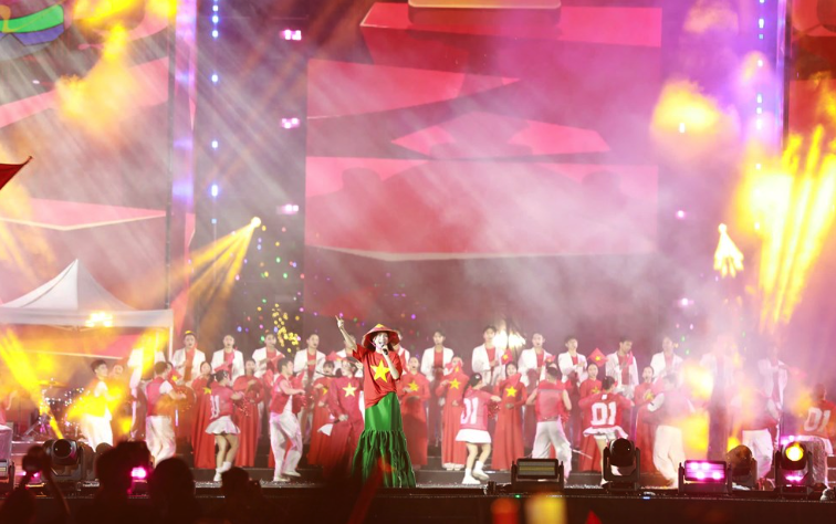 Concert "Việt Nam trong t&ocirc;i" quy&ecirc;n g&oacute;p 4,2 tỉ đồng ủng hộ đồng b&agrave;o miền Trung bị ảnh hưởng b&atilde;o số 5- Ảnh 1.