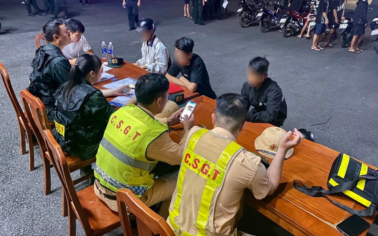 Một loạt thanh thiếu niên vừa bị lập biên bản xử phạt