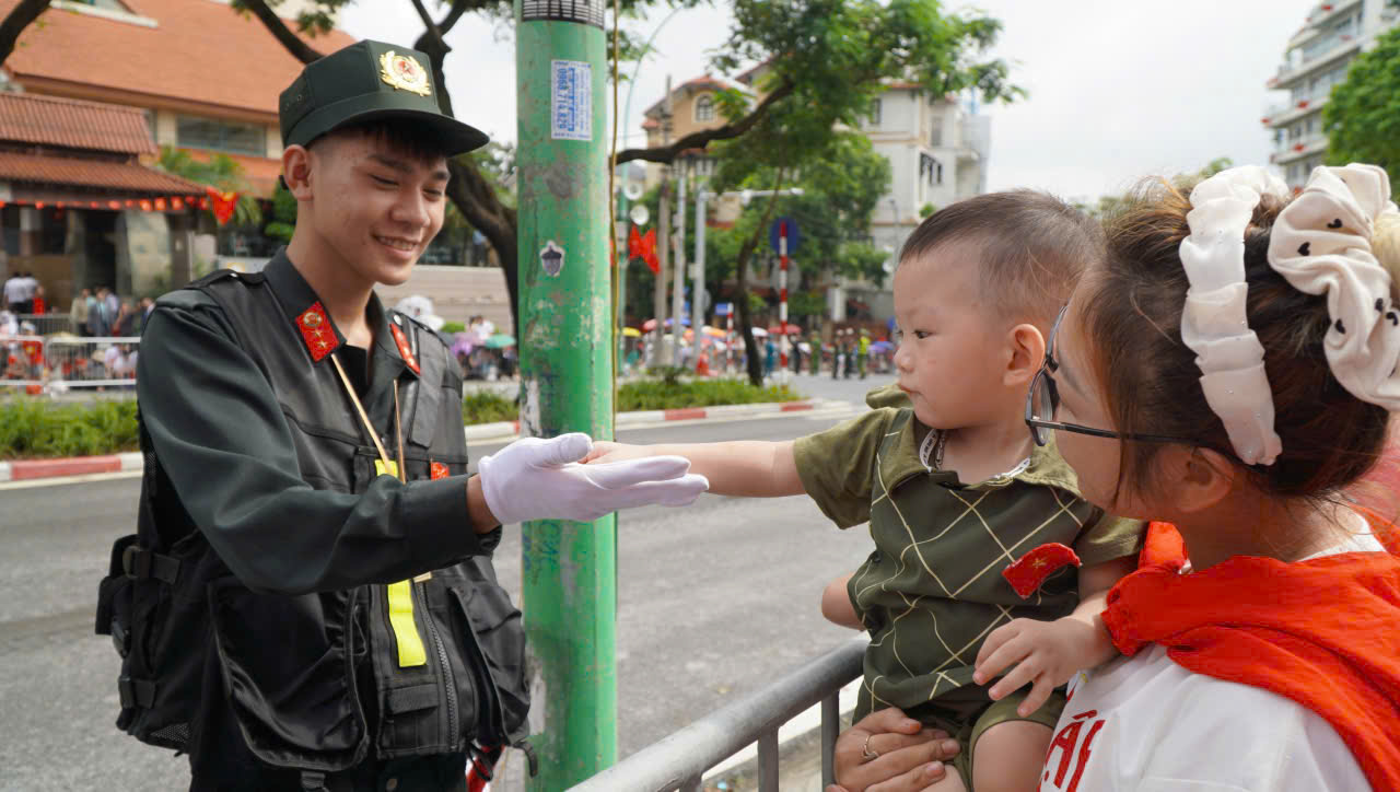 Bộ đội nhí chào chiến sĩ cơ động tại buổi sơ duyệt diễu binh 80 năm Quốc khánh - Ảnh 1.