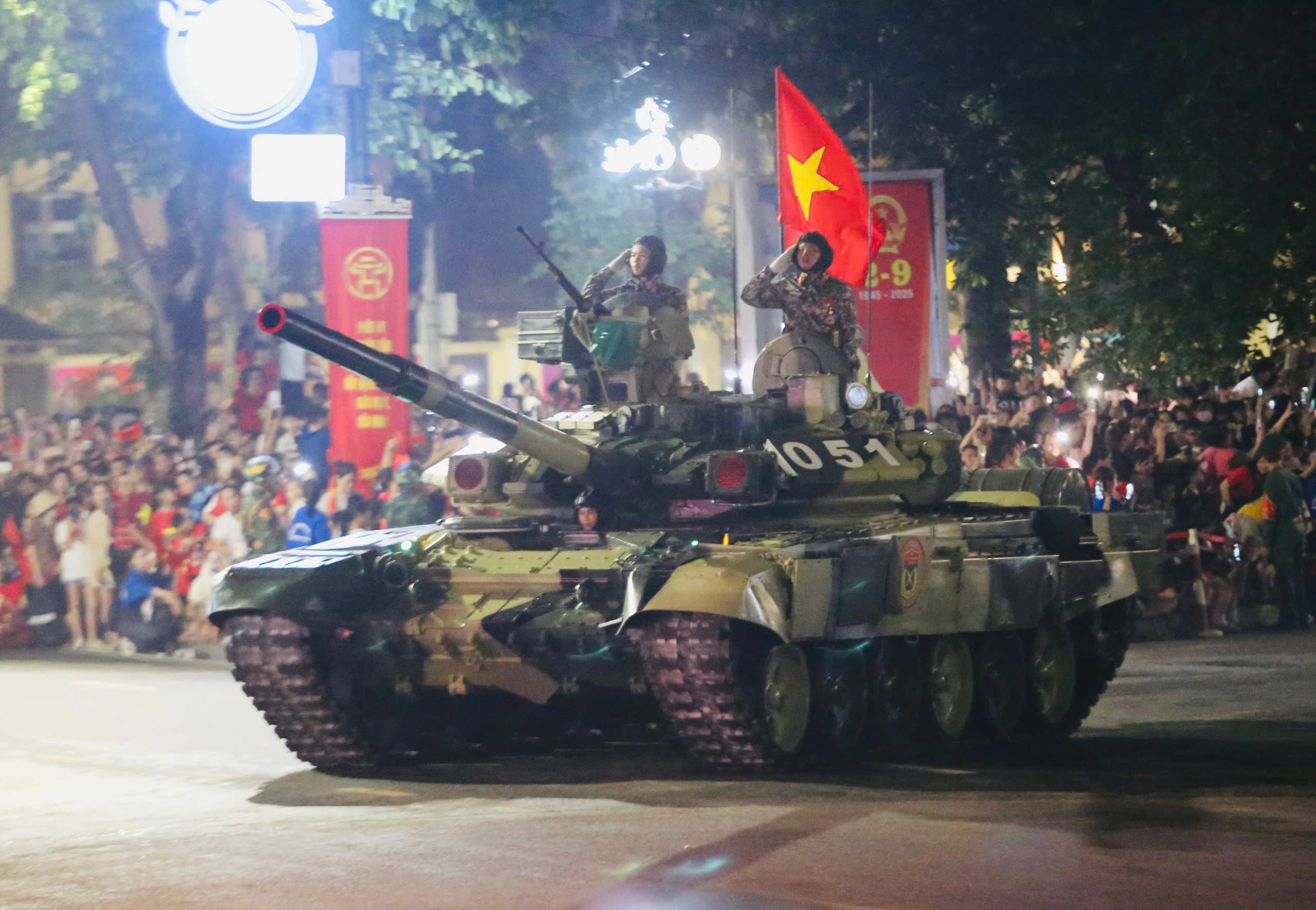 D&agrave;n xe tăng, bọc th&eacute;p sơ duyệt diễu binh trong tiếng reo h&ograve; của người d&acirc;n- Ảnh 13.