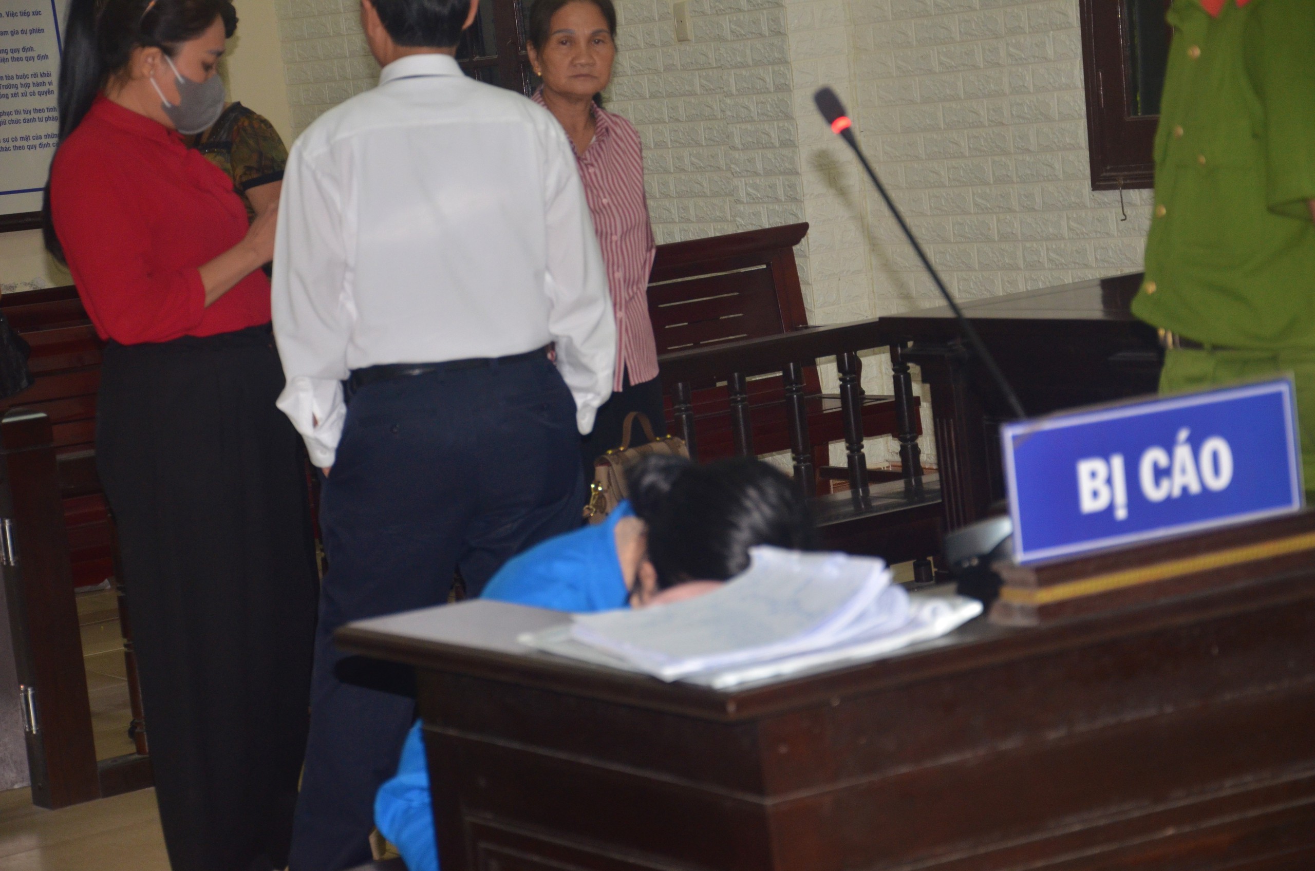 Tranh cãi vụ nữ nhân viên ngân hàng Nguyễn Hà Linh bị tuyên phạt 13,6 năm tù ở Quảng Trị - Ảnh 3.