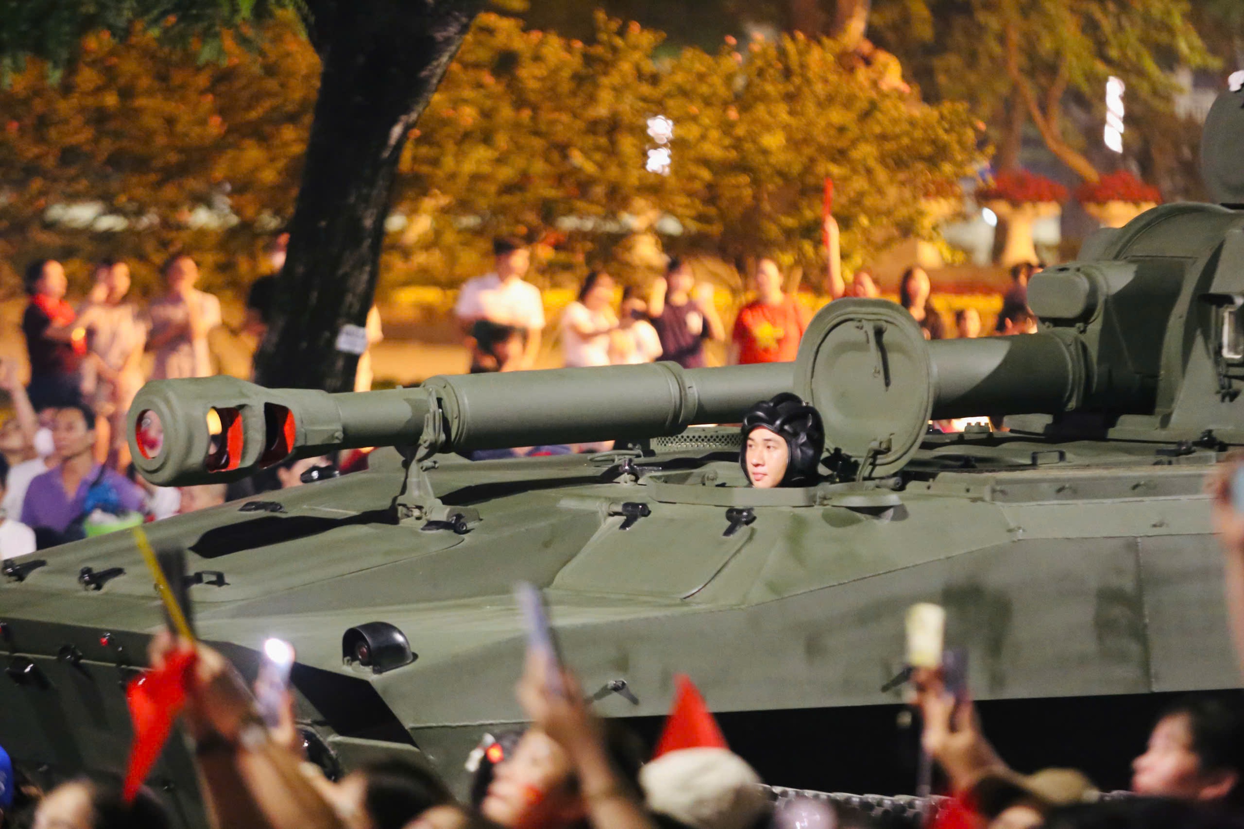 D&agrave;n xe tăng, bọc th&eacute;p sơ duyệt diễu binh trong tiếng reo h&ograve; của người d&acirc;n- Ảnh 15.