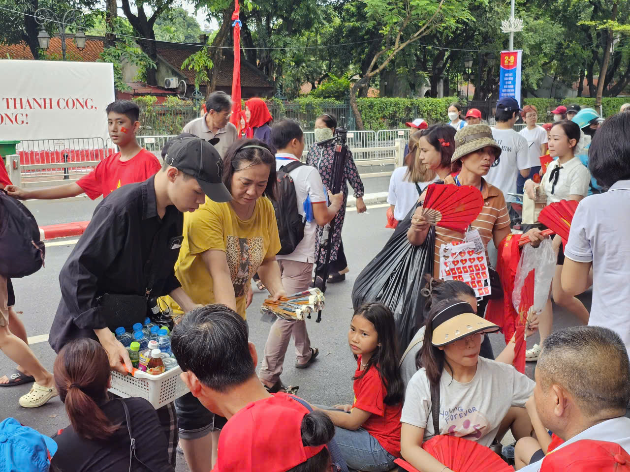 Người d&acirc;n cho&aacute;ng v&aacute;ng với gi&aacute; ghế nhựa v&agrave; chai nước trong diễu binh diễu h&agrave;nh - Ảnh 4.