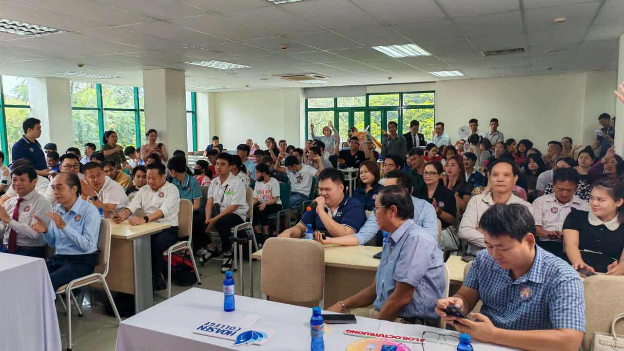 C&acirc;́p giấy chứng nh&acirc;̣n lớp livestream thực chi&ecirc;́n cho 60 người khuy&ecirc;́t t&acirc;̣t - Ảnh 1.