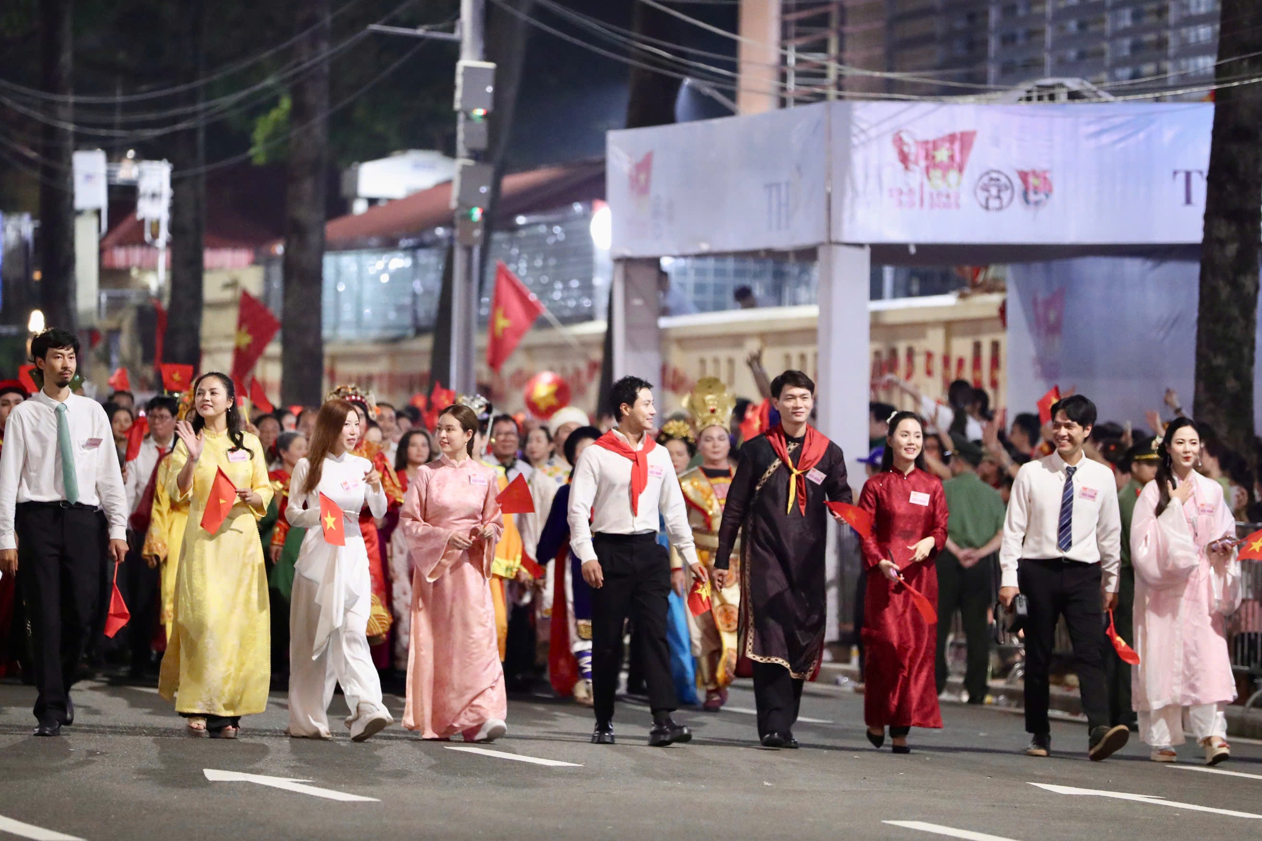 Đen V&acirc;u, Ho&agrave;ng Th&ugrave;y Linh c&ugrave;ng loạt nghệ sĩ nổi tiếng xuất hiện tại sơ duyệt diễu binh, diễu h&agrave;nh- Ảnh 3.